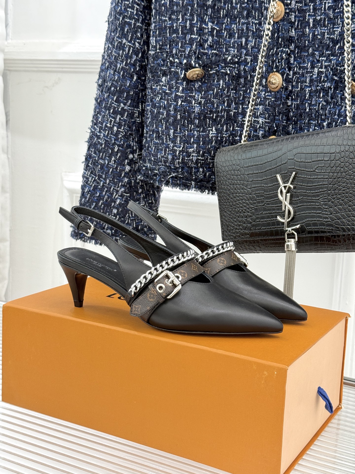 L*V驴家25s春夏新品复古老花链条尖头平底猫跟凉鞋经典老花元素设计彰显品牌的永恒魅力精致的链条点缀 如