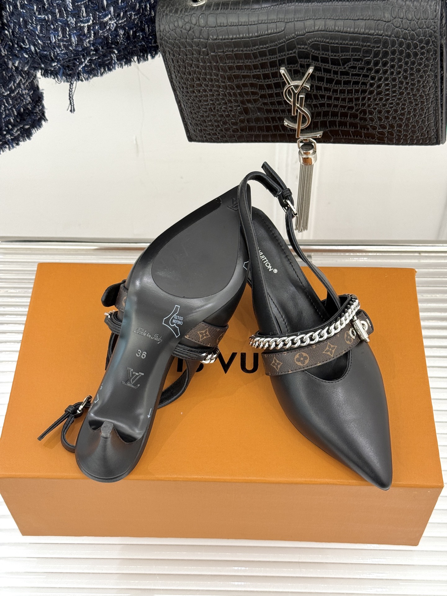 L*V驴家25s春夏新品复古老花链条尖头平底猫跟凉鞋经典老花元素设计彰显品牌的永恒魅力精致的链条点缀 如