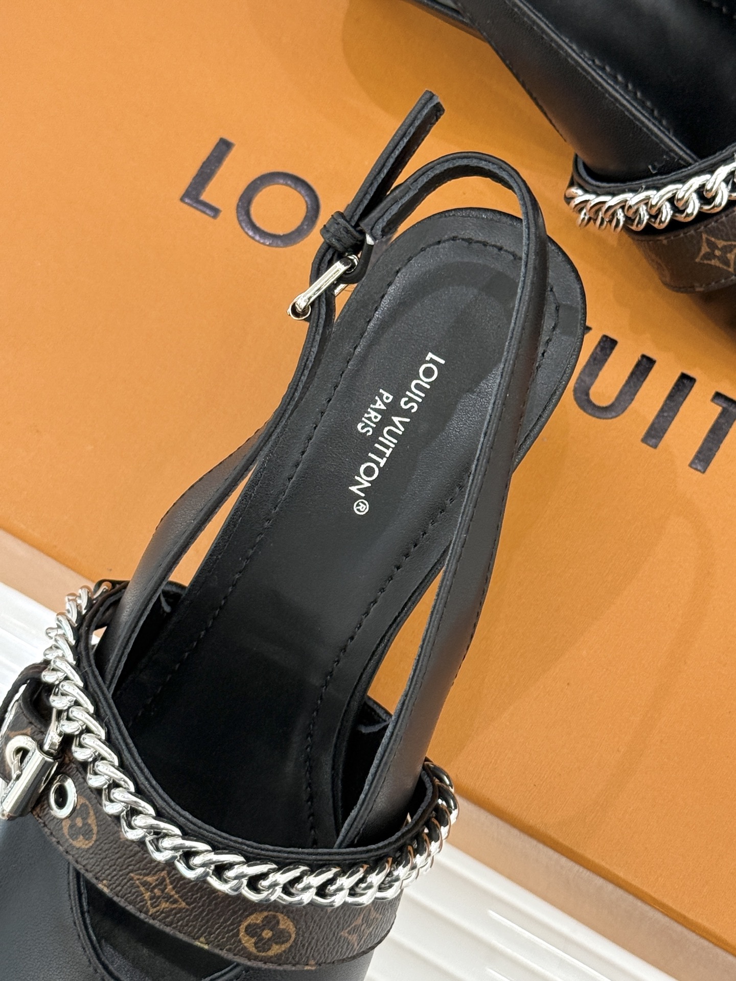 L*V驴家25s春夏新品复古老花链条尖头平底猫跟凉鞋经典老花元素设计彰显品牌的永恒魅力精致的链条点缀 如