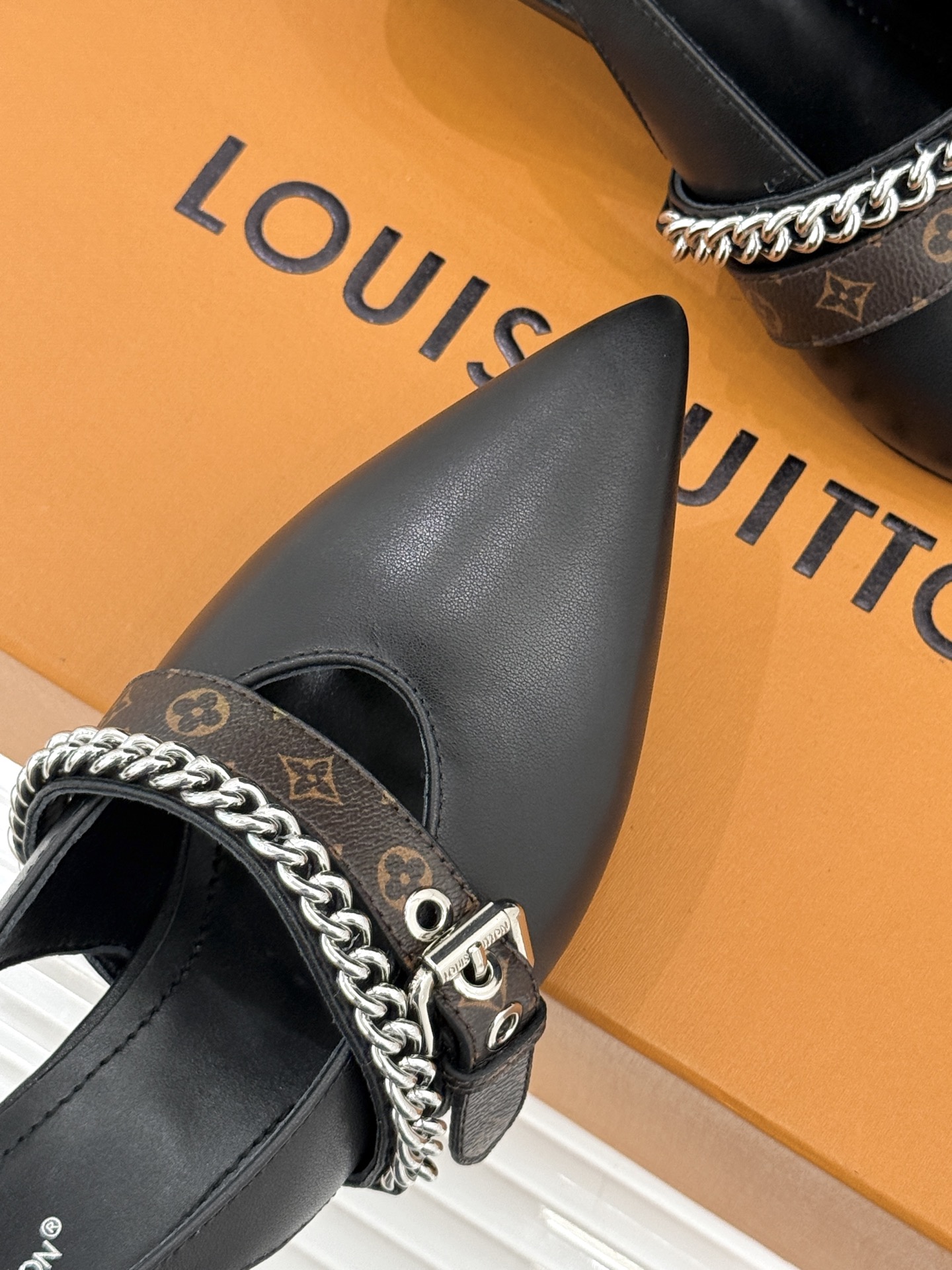 L*V驴家25s春夏新品复古老花链条尖头平底猫跟凉鞋经典老花元素设计彰显品牌的永恒魅力精致的链条点缀 如