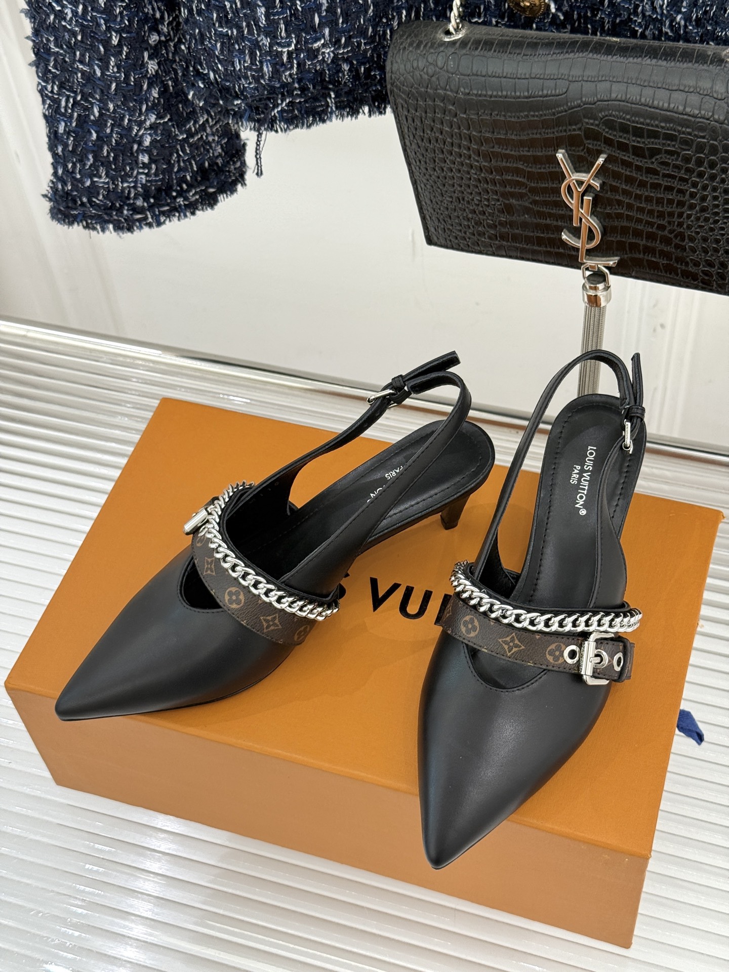 L*V驴家25s春夏新品复古老花链条尖头平底猫跟凉鞋经典老花元素设计彰显品牌的永恒魅力精致的链条点缀 如