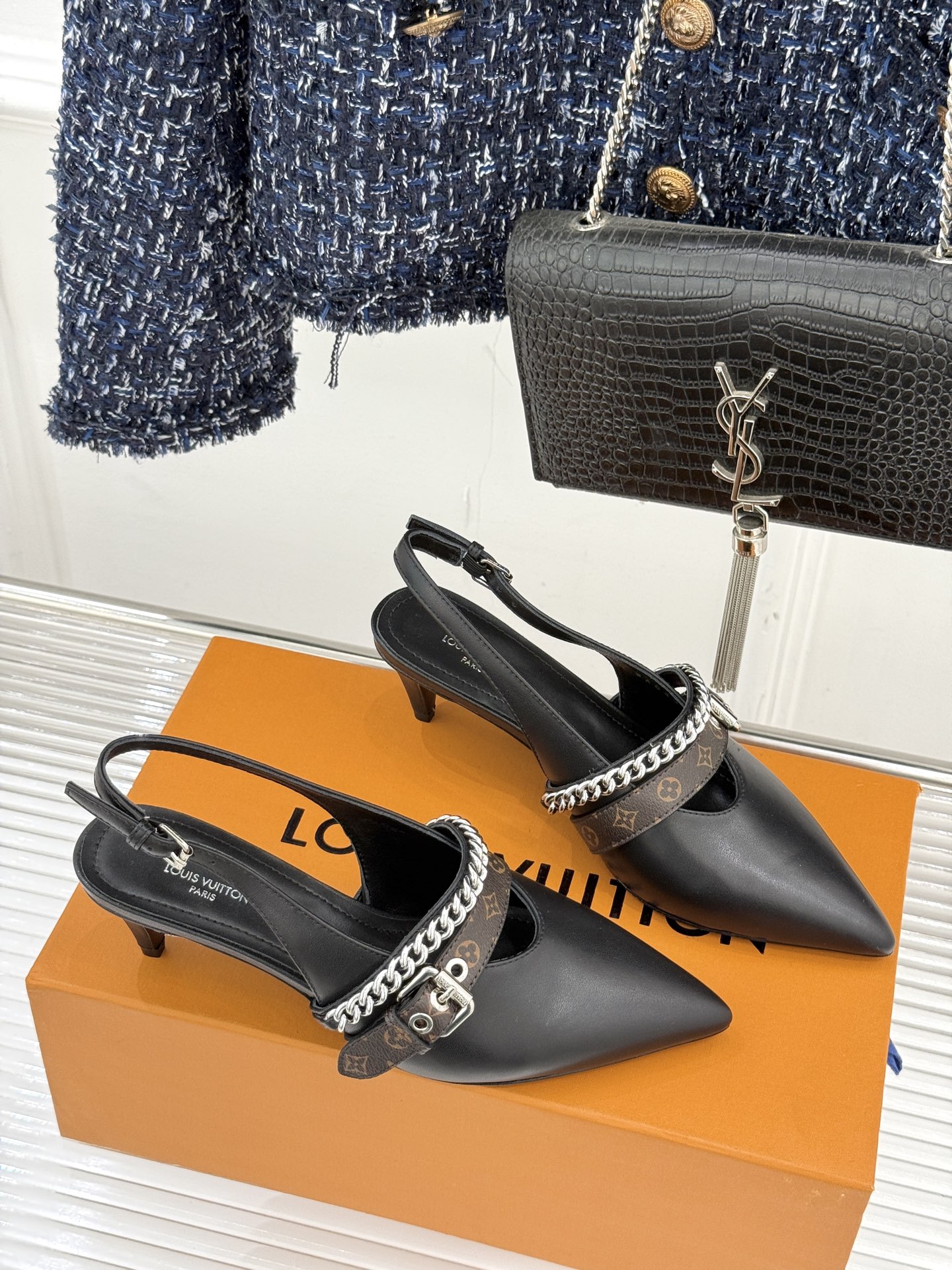 L*V驴家25s春夏新品复古老花链条尖头平底猫跟凉鞋经典老花元素设计彰显品牌的永恒魅力精致的链条点缀 如