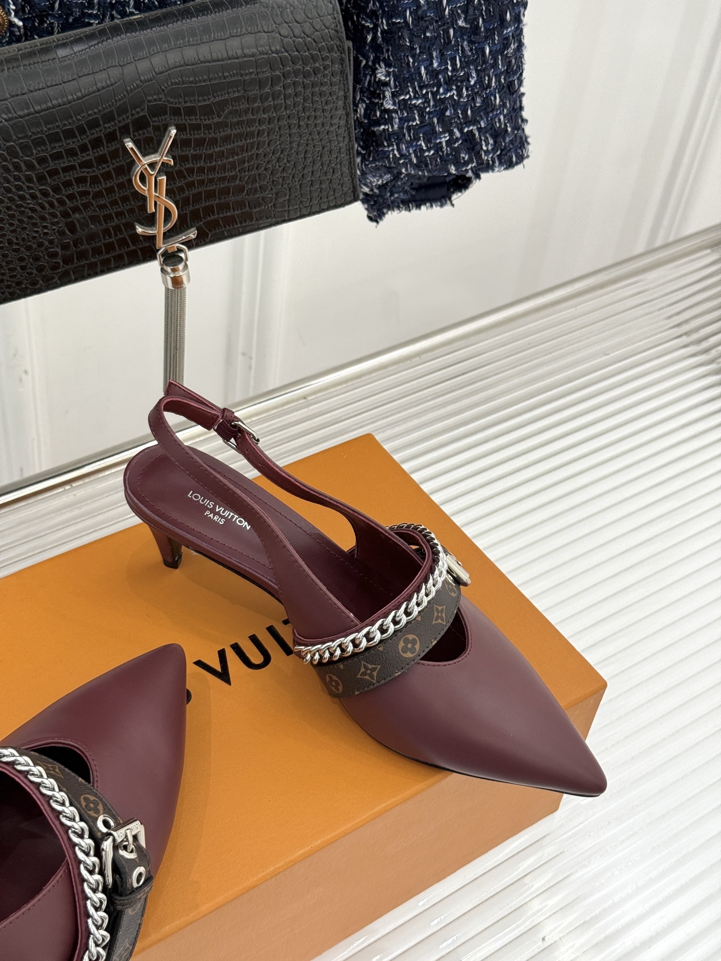 L*V驴家25s春夏新品复古老花链条尖头平底猫跟凉鞋经典老花元素设计彰显品牌的永恒魅力精致的链条点缀 如