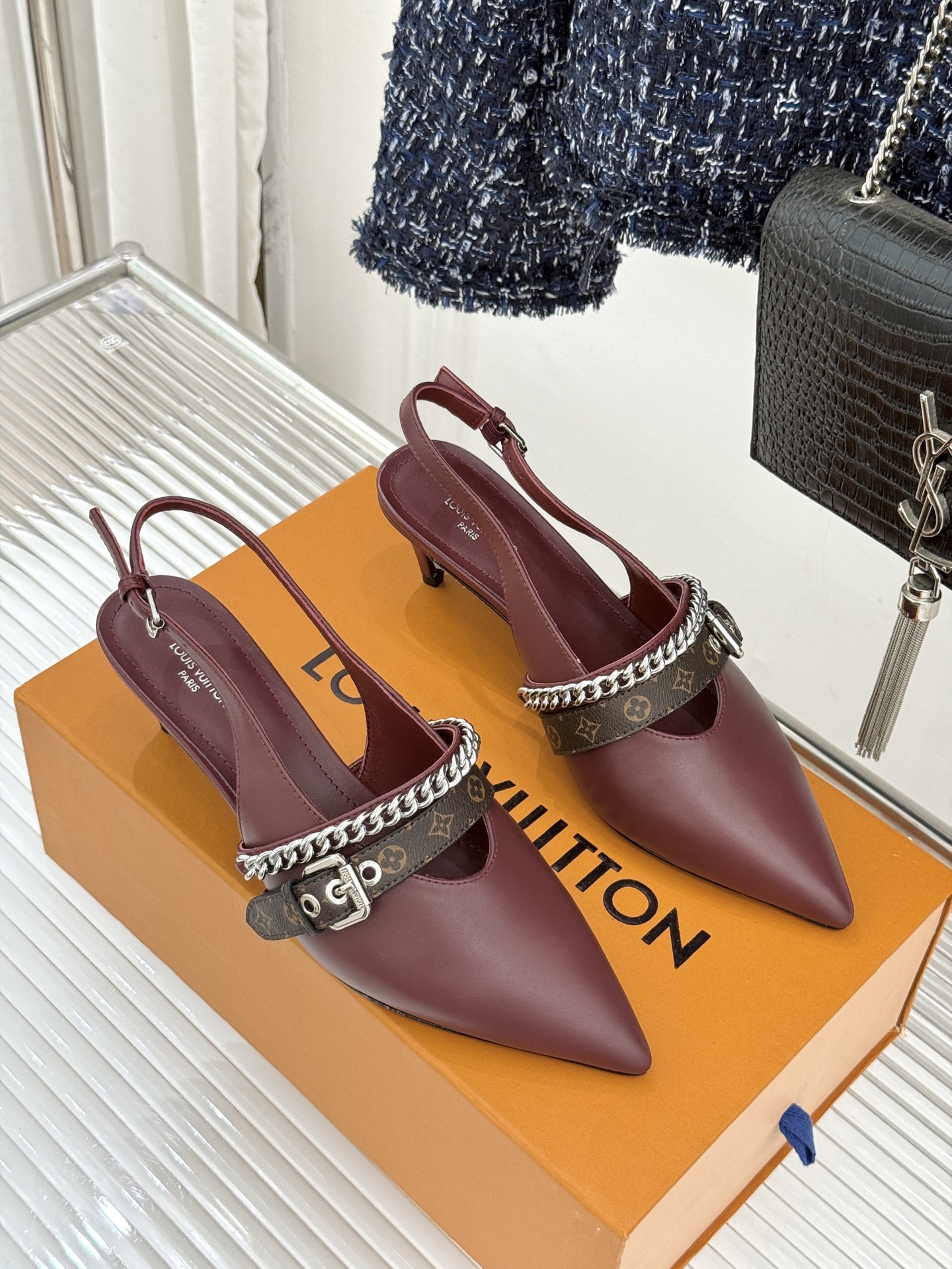 L*V驴家25s春夏新品复古老花链条尖头平底猫跟凉鞋经典老花元素设计彰显品牌的永恒魅力精致的链条点缀 如