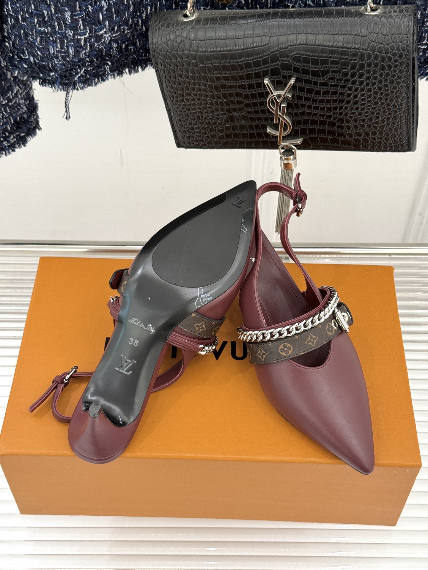 L*V驴家25s春夏新品复古老花链条尖头平底猫跟凉鞋经典老花元素设计彰显品牌的永恒魅力精致的链条点缀 如