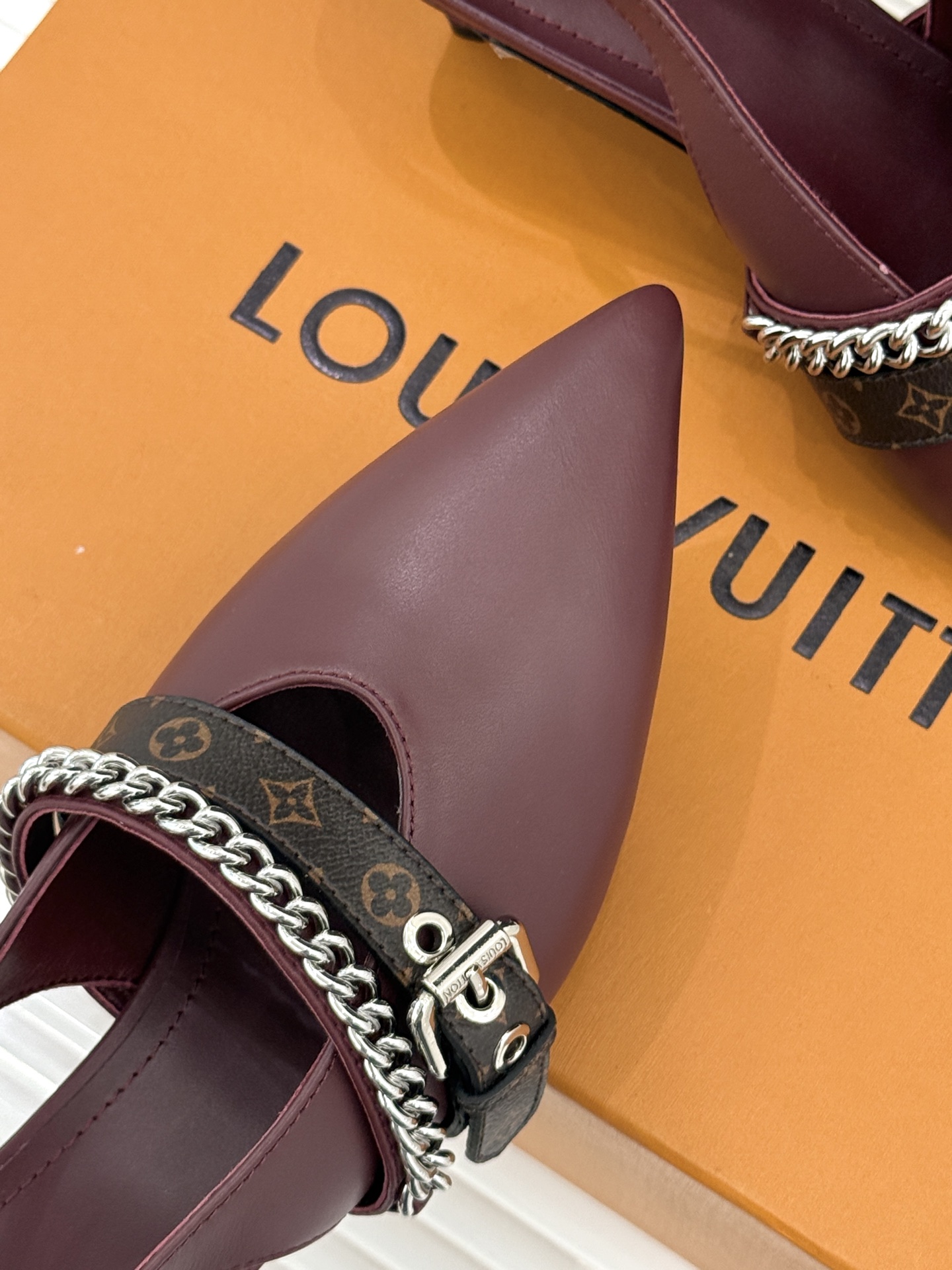 L*V驴家25s春夏新品复古老花链条尖头平底猫跟凉鞋经典老花元素设计彰显品牌的永恒魅力精致的链条点缀 如