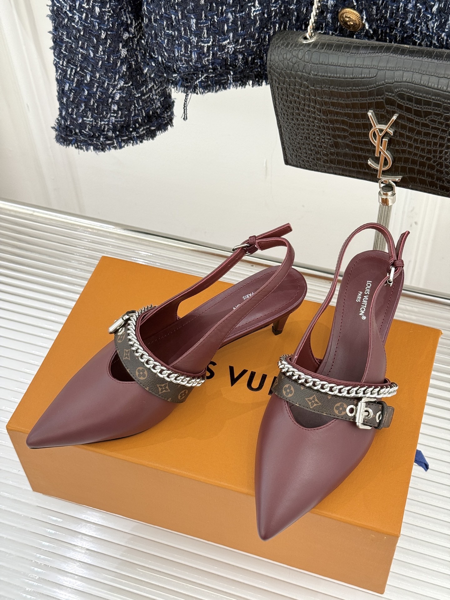 L*V驴家25s春夏新品复古老花链条尖头平底猫跟凉鞋经典老花元素设计彰显品牌的永恒魅力精致的链条点缀 如