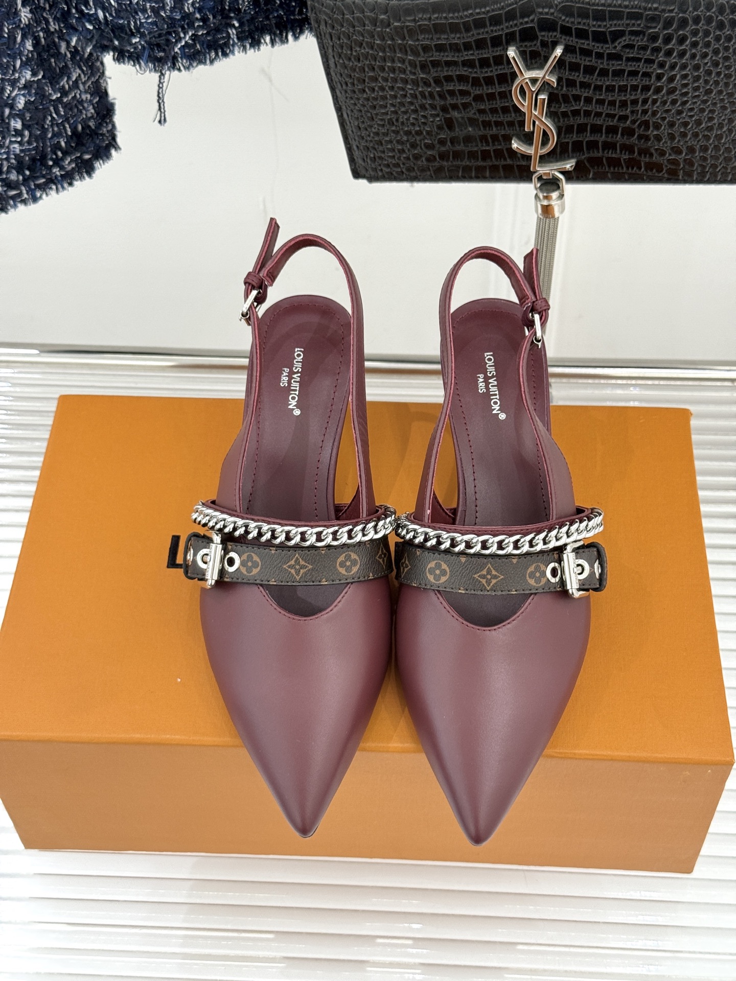 L*V驴家25s春夏新品复古老花链条尖头平底猫跟凉鞋经典老花元素设计彰显品牌的永恒魅力精致的链条点缀 如