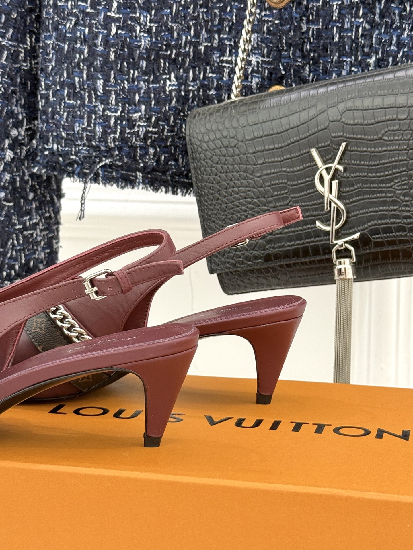 L*V驴家25s春夏新品复古老花链条尖头平底猫跟凉鞋经典老花元素设计彰显品牌的永恒魅力精致的链条点缀 如