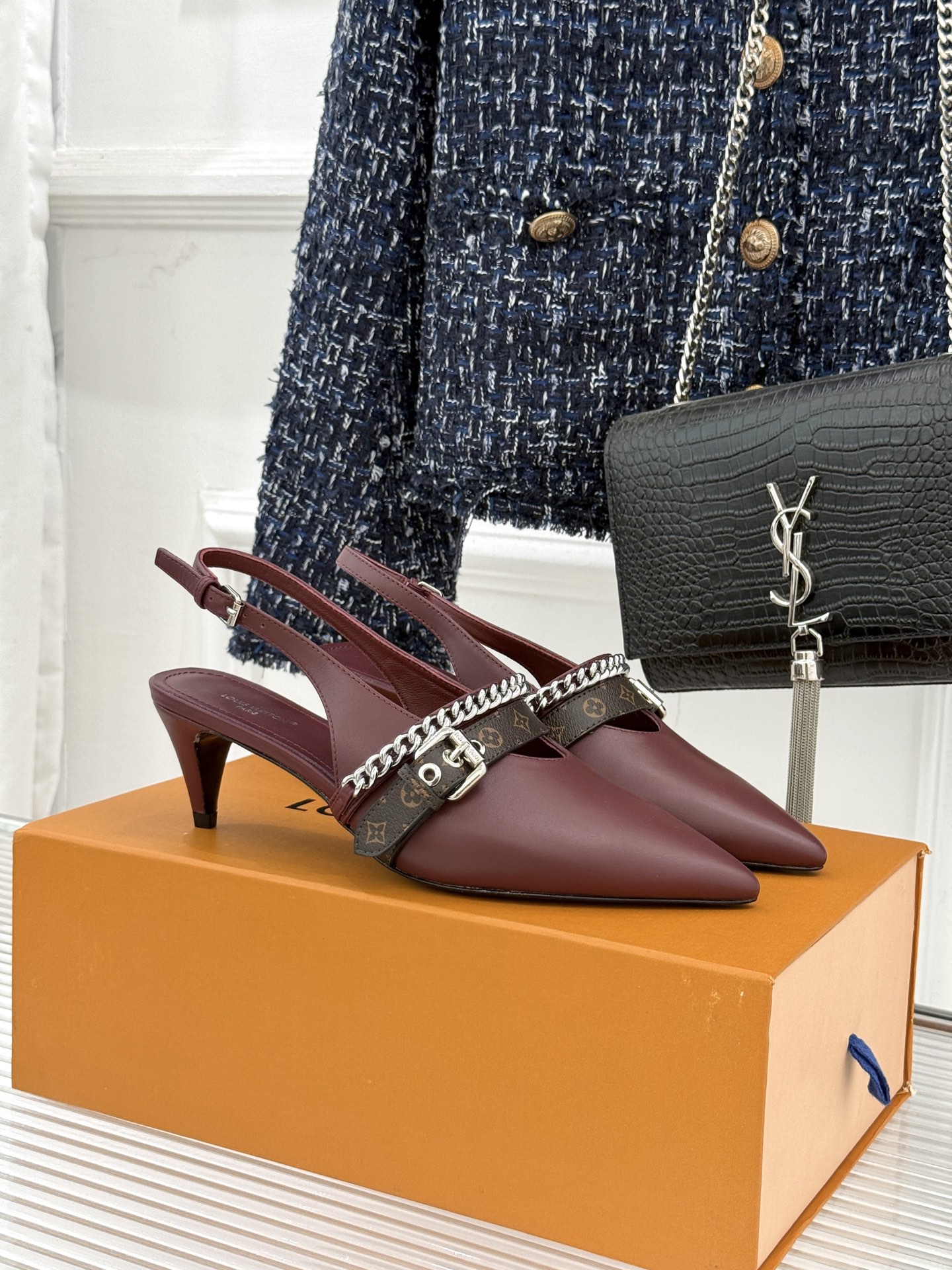 L*V驴家25s春夏新品复古老花链条尖头平底猫跟凉鞋经典老花元素设计彰显品牌的永恒魅力精致的链条点缀 如