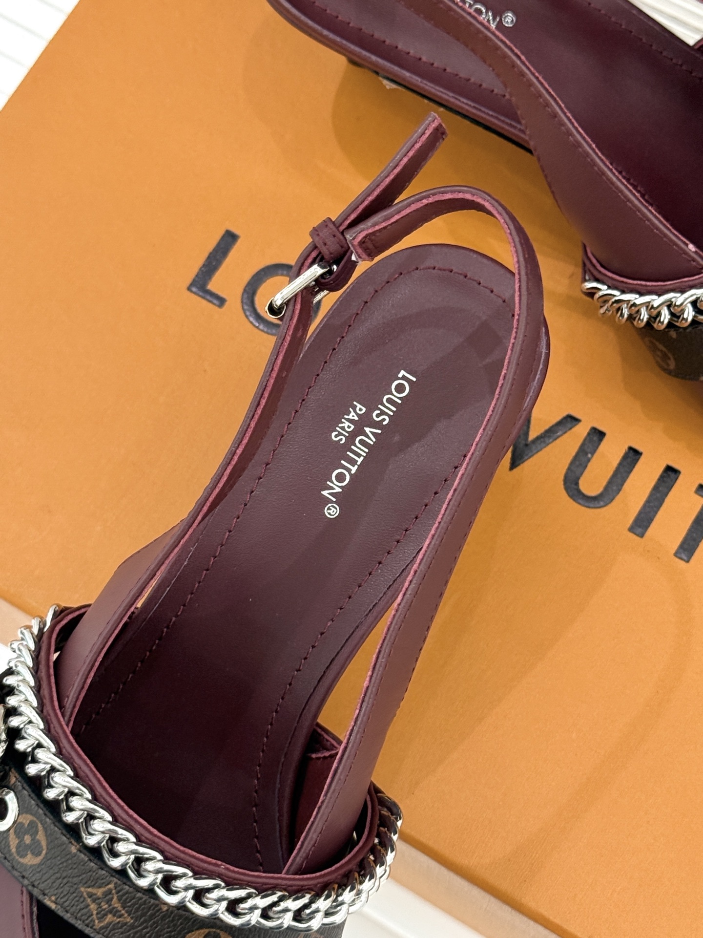 L*V驴家25s春夏新品复古老花链条尖头平底猫跟凉鞋经典老花元素设计彰显品牌的永恒魅力精致的链条点缀 如