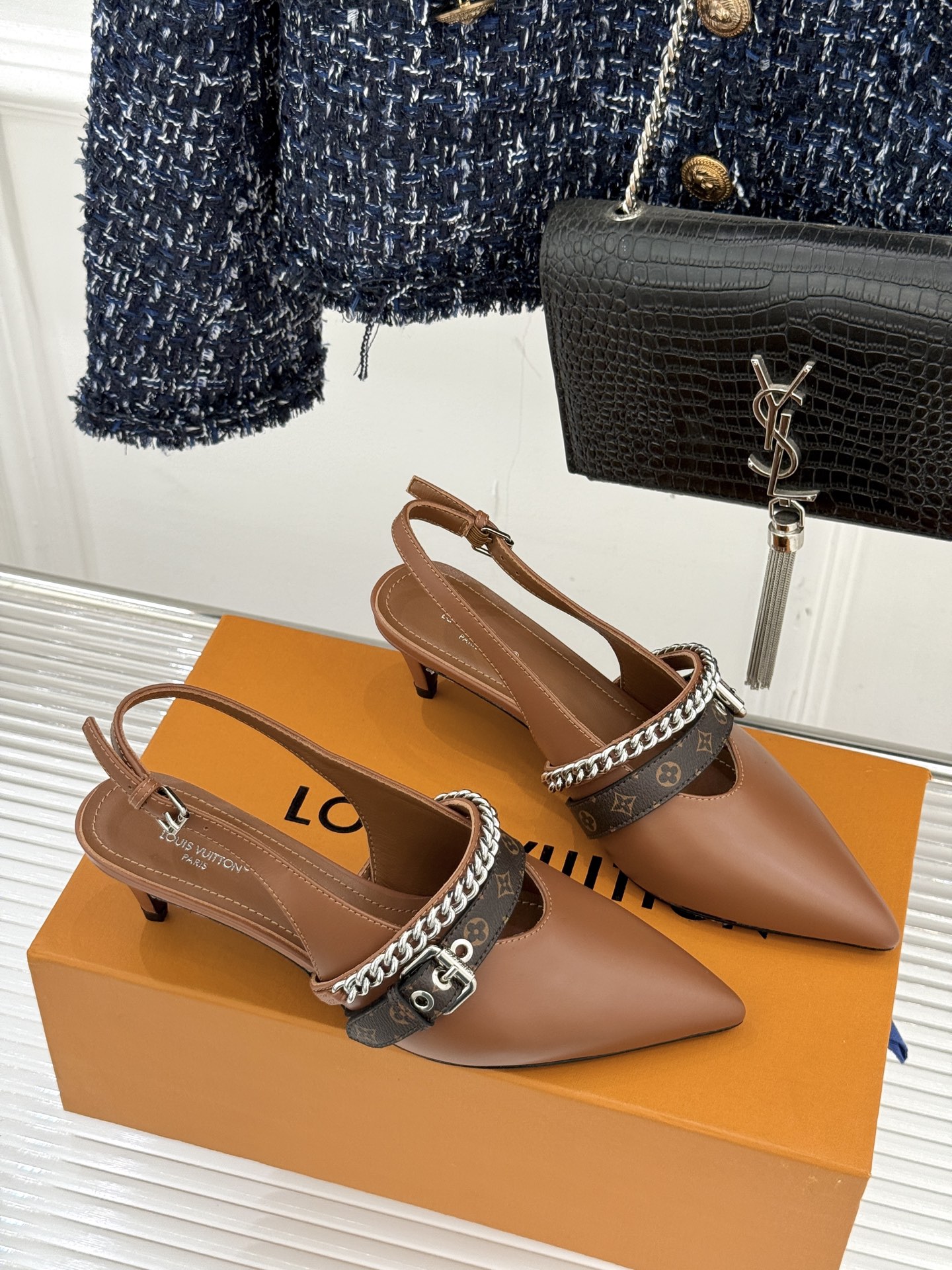 L*V驴家25s春夏新品复古老花链条尖头平底猫跟凉鞋经典老花元素设计彰显品牌的永恒魅力精致的链条点缀 如