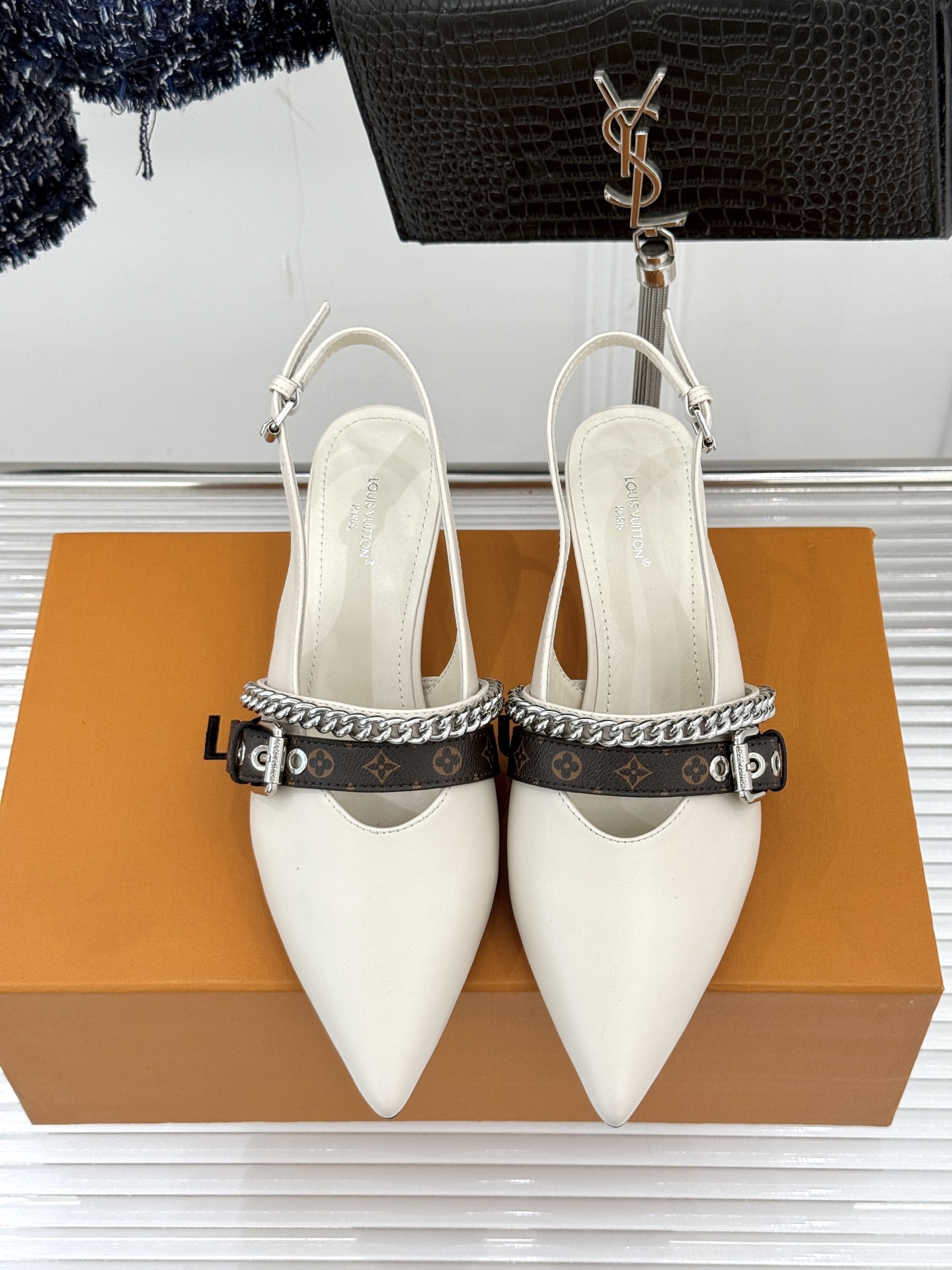 L*V驴家25s春夏新品复古老花链条尖头平底猫跟凉鞋经典老花元素设计彰显品牌的永恒魅力精致的链条点缀 如