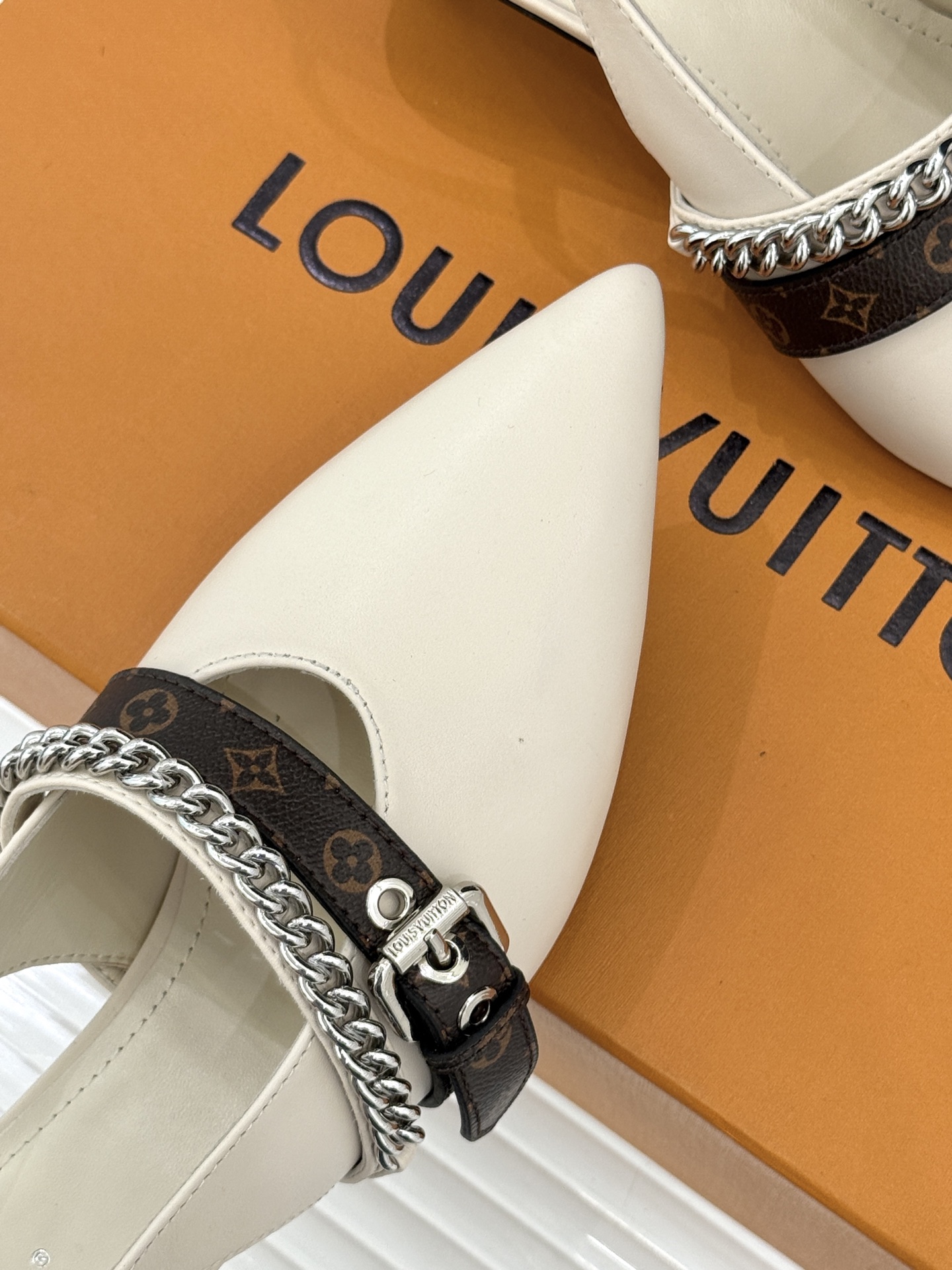 L*V驴家25s春夏新品复古老花链条尖头平底猫跟凉鞋经典老花元素设计彰显品牌的永恒魅力精致的链条点缀 如