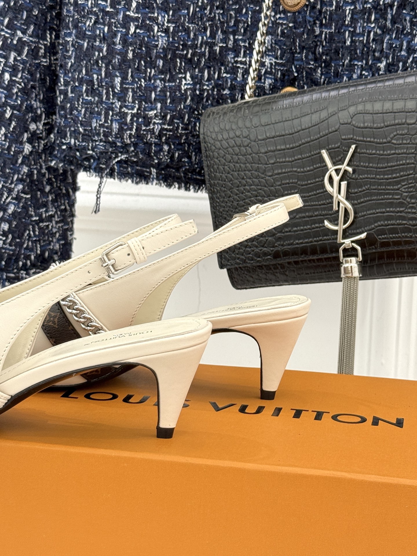 L*V驴家25s春夏新品复古老花链条尖头平底猫跟凉鞋经典老花元素设计彰显品牌的永恒魅力精致的链条点缀 如