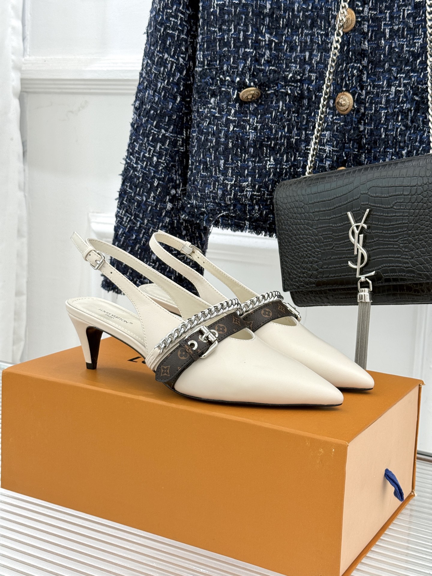 L*V驴家25s春夏新品复古老花链条尖头平底猫跟凉鞋经典老花元素设计彰显品牌的永恒魅力精致的链条点缀 如