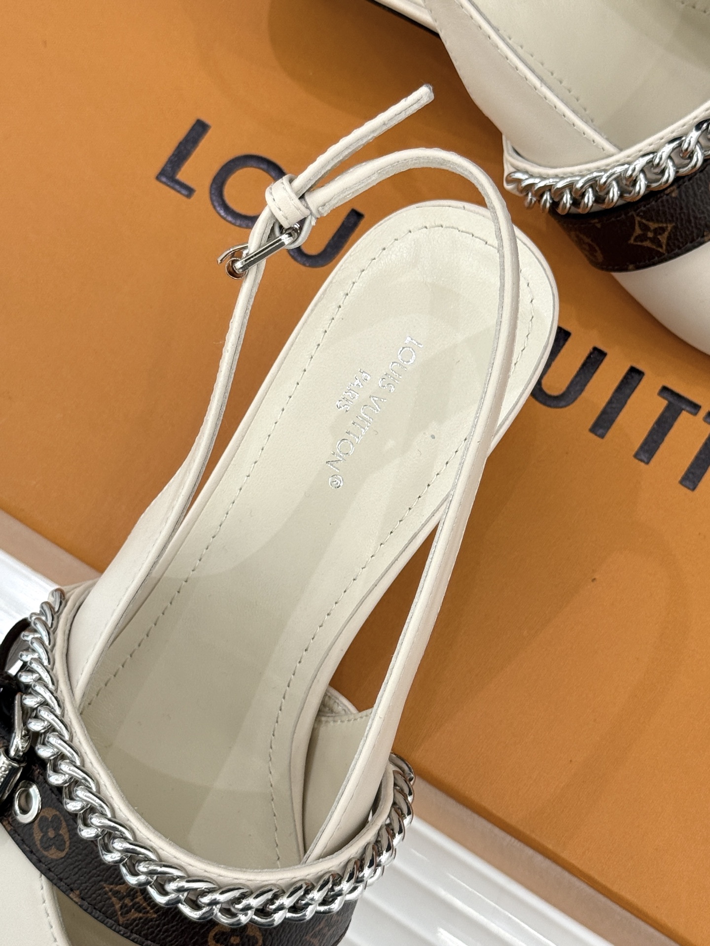 L*V驴家25s春夏新品复古老花链条尖头平底猫跟凉鞋经典老花元素设计彰显品牌的永恒魅力精致的链条点缀 如