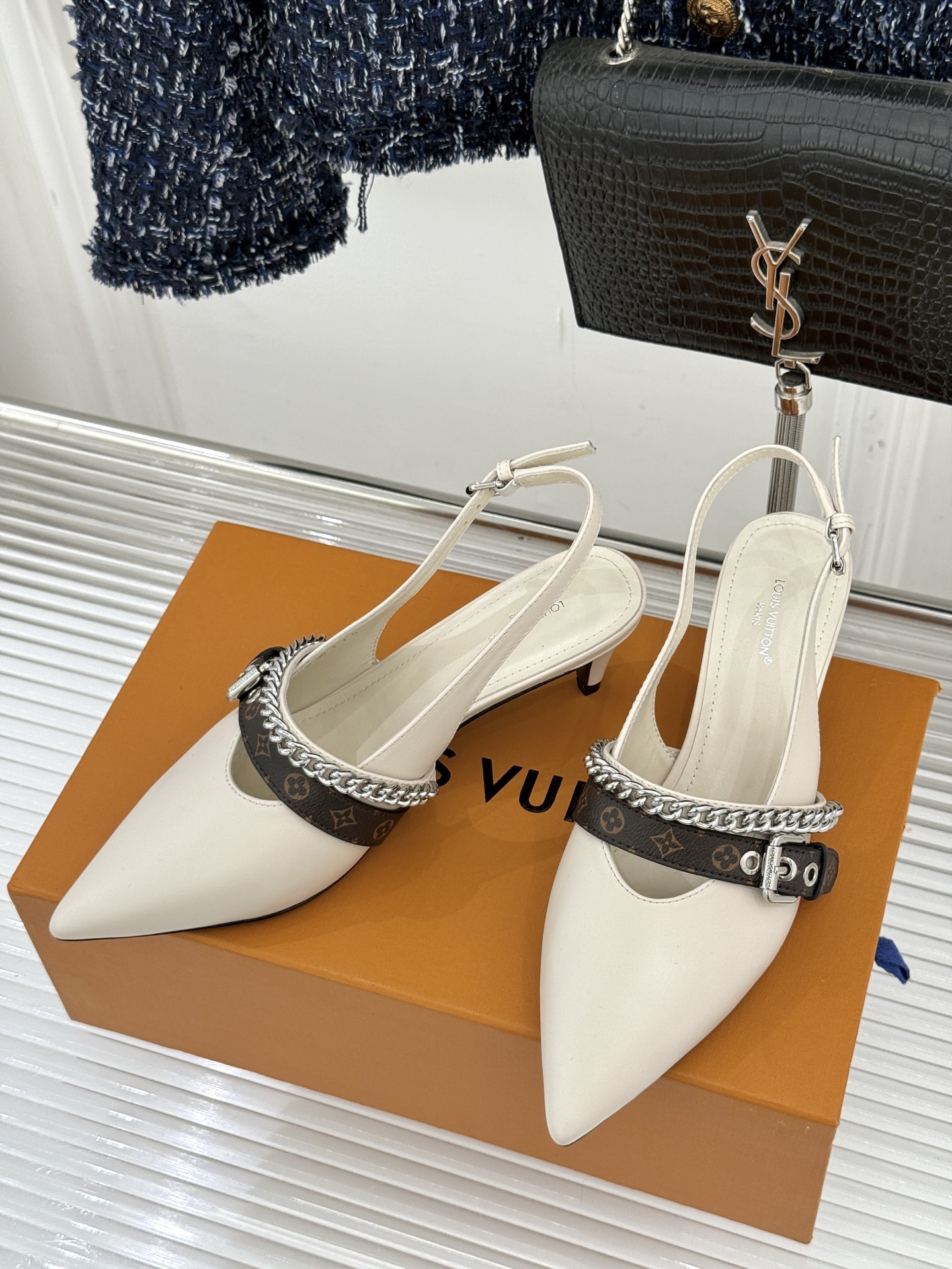 L*V驴家25s春夏新品复古老花链条尖头平底猫跟凉鞋经典老花元素设计彰显品牌的永恒魅力精致的链条点缀 如