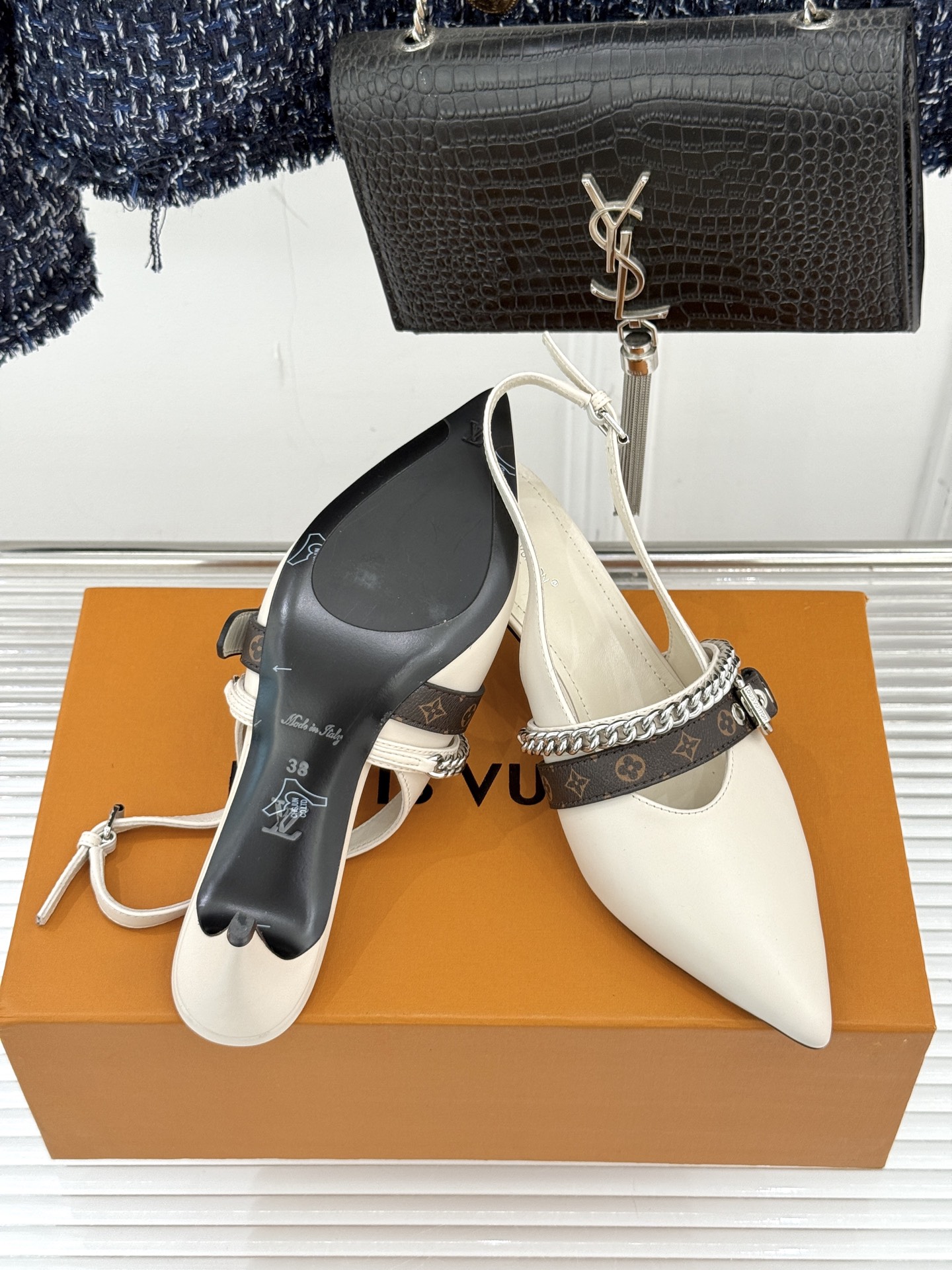 L*V驴家25s春夏新品复古老花链条尖头平底猫跟凉鞋经典老花元素设计彰显品牌的永恒魅力精致的链条点缀 如