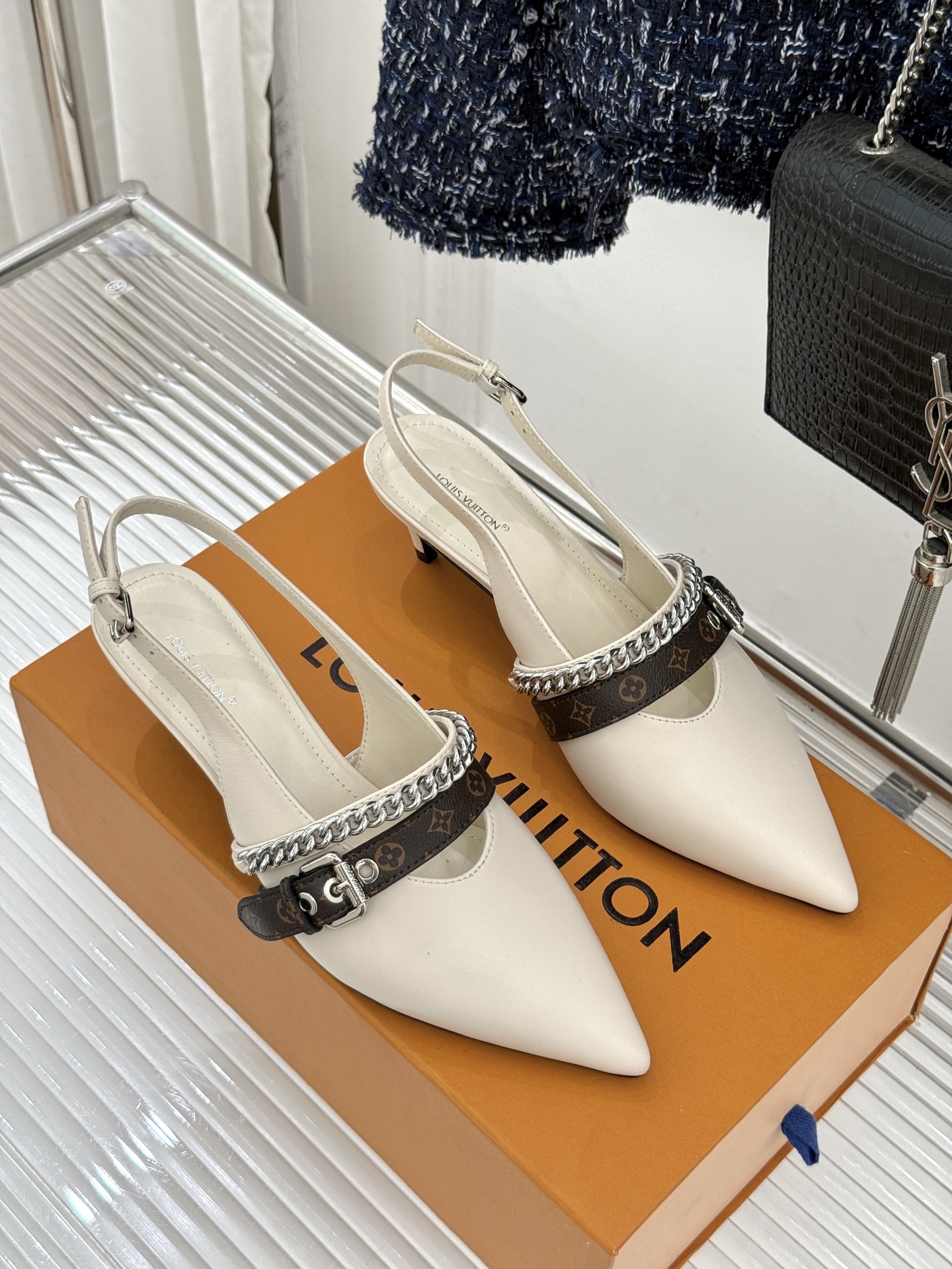 L*V驴家25s春夏新品复古老花链条尖头平底猫跟凉鞋经典老花元素设计彰显品牌的永恒魅力精致的链条点缀 如