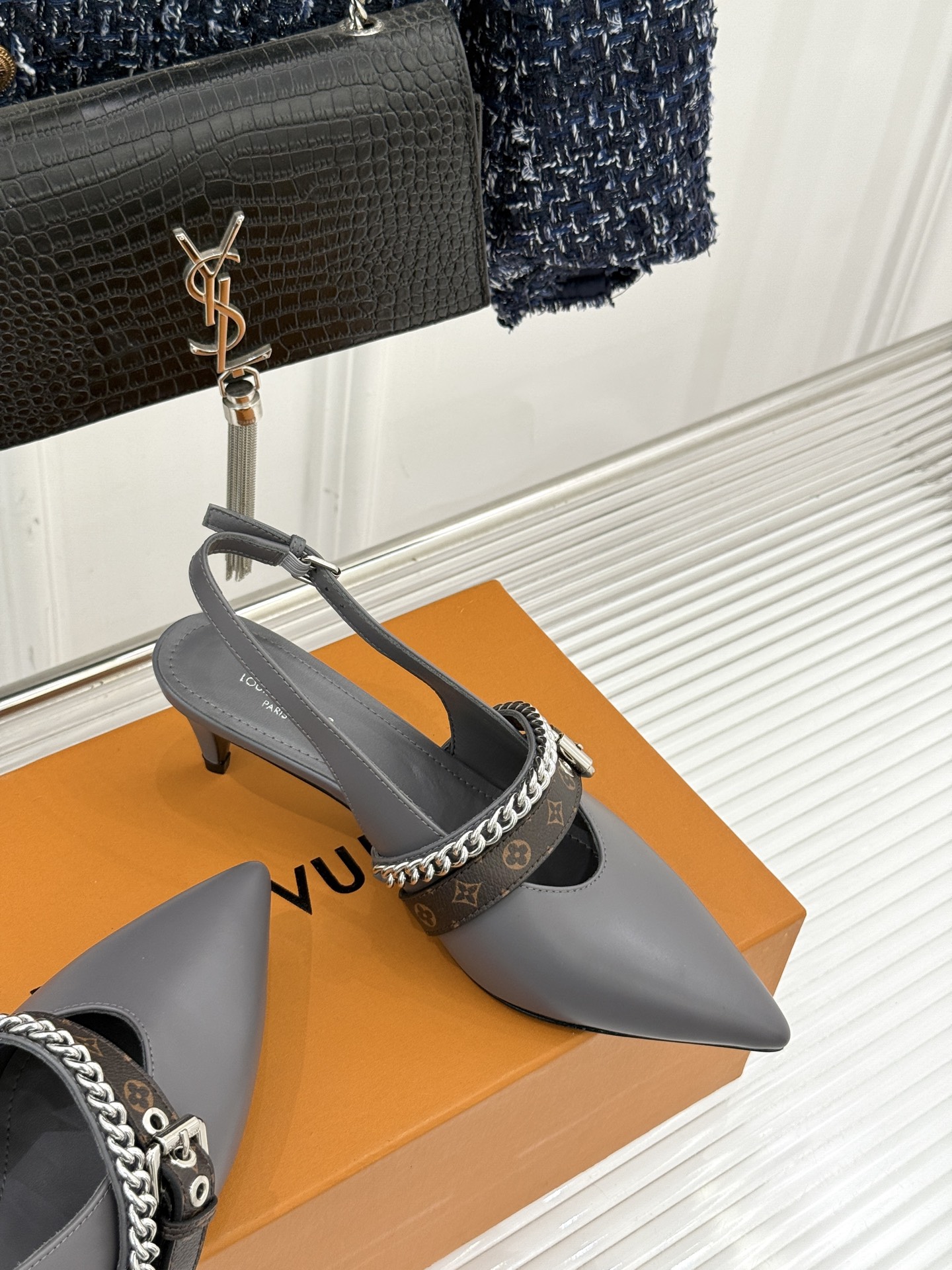 L*V驴家25s春夏新品复古老花链条尖头平底猫跟凉鞋经典老花元素设计彰显品牌的永恒魅力精致的链条点缀 如