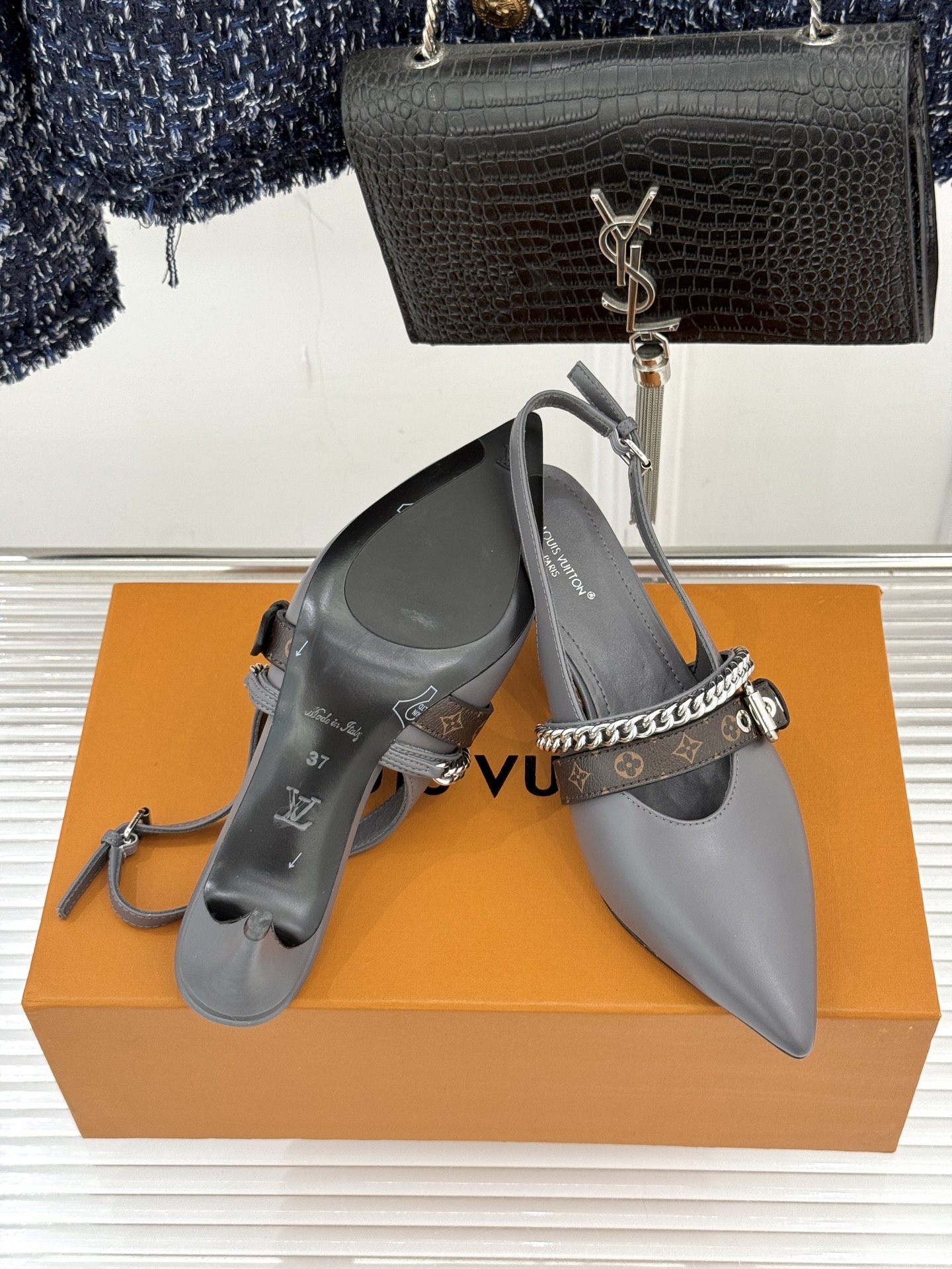 L*V驴家25s春夏新品复古老花链条尖头平底猫跟凉鞋经典老花元素设计彰显品牌的永恒魅力精致的链条点缀 如