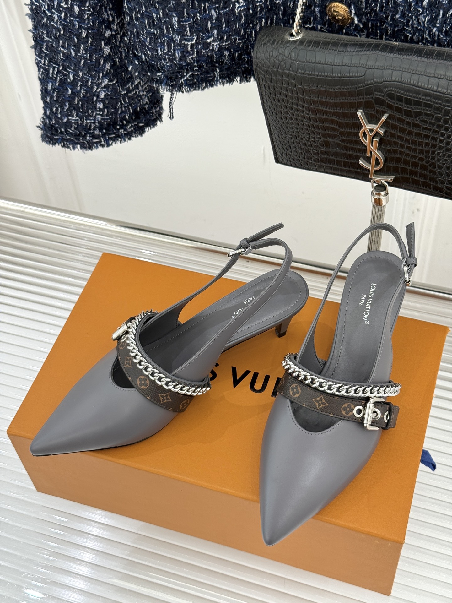 L*V驴家25s春夏新品复古老花链条尖头平底猫跟凉鞋经典老花元素设计彰显品牌的永恒魅力精致的链条点缀 如