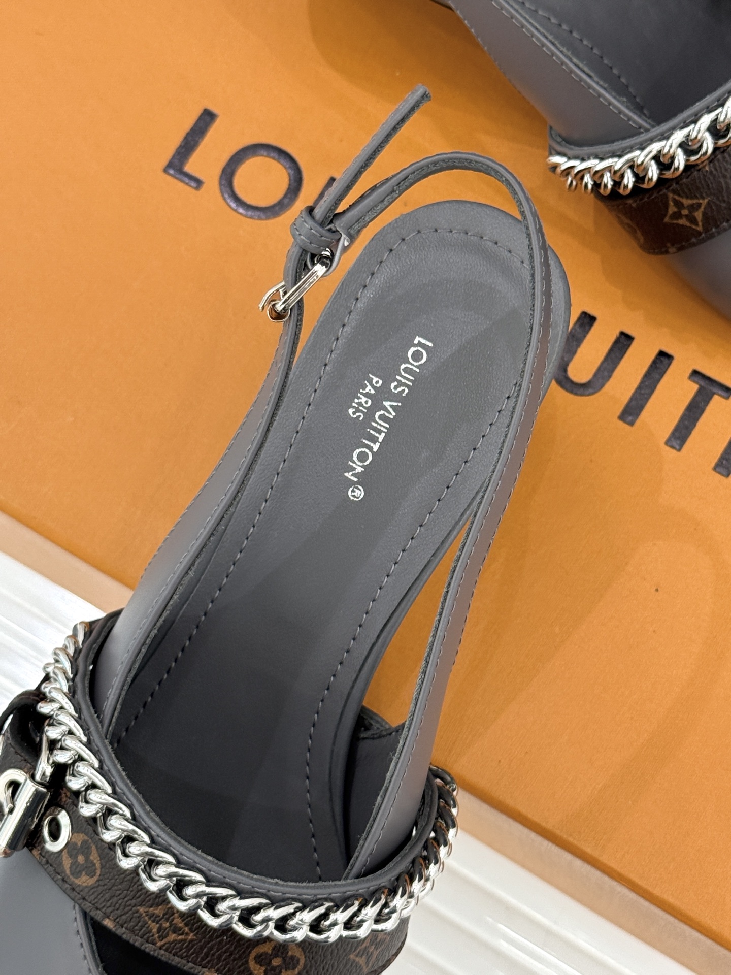 L*V驴家25s春夏新品复古老花链条尖头平底猫跟凉鞋经典老花元素设计彰显品牌的永恒魅力精致的链条点缀 如