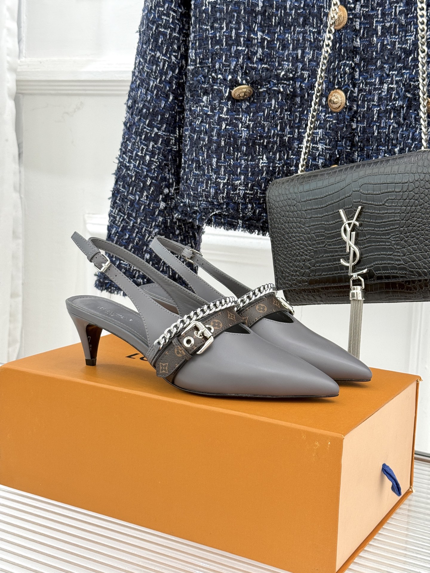 L*V驴家25s春夏新品复古老花链条尖头平底猫跟凉鞋经典老花元素设计彰显品牌的永恒魅力精致的链条点缀 如