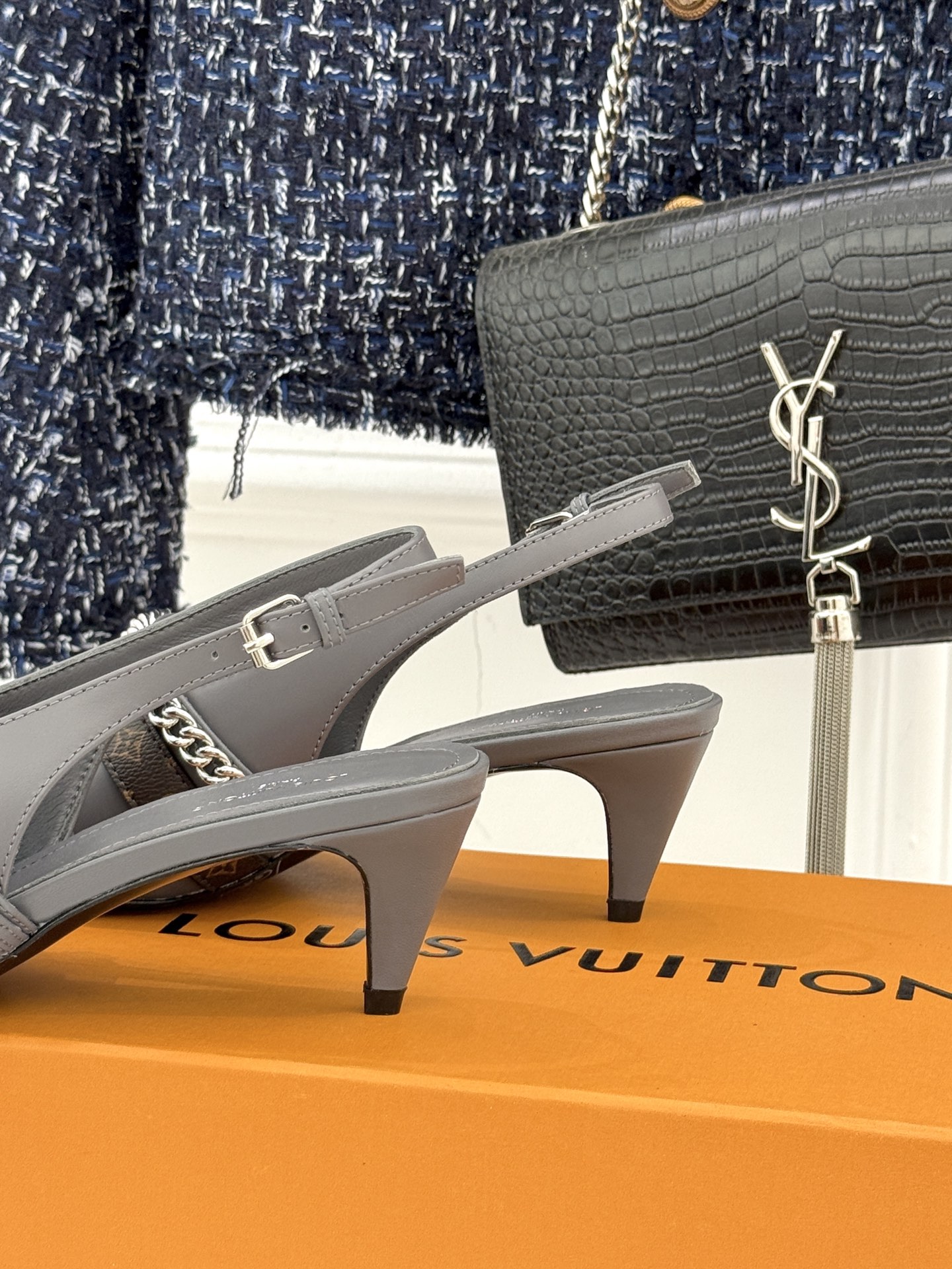 L*V驴家25s春夏新品复古老花链条尖头平底猫跟凉鞋经典老花元素设计彰显品牌的永恒魅力精致的链条点缀 如