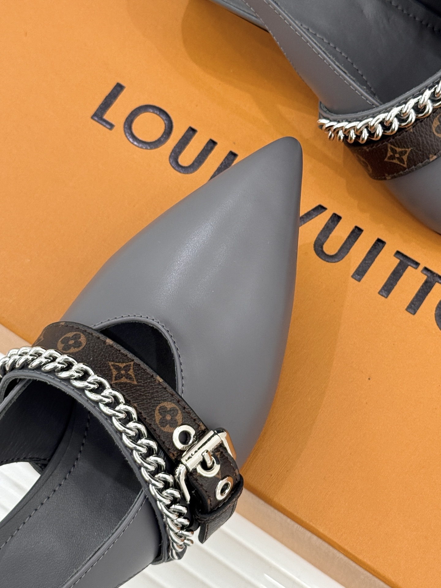 L*V驴家25s春夏新品复古老花链条尖头平底猫跟凉鞋经典老花元素设计彰显品牌的永恒魅力精致的链条点缀 如