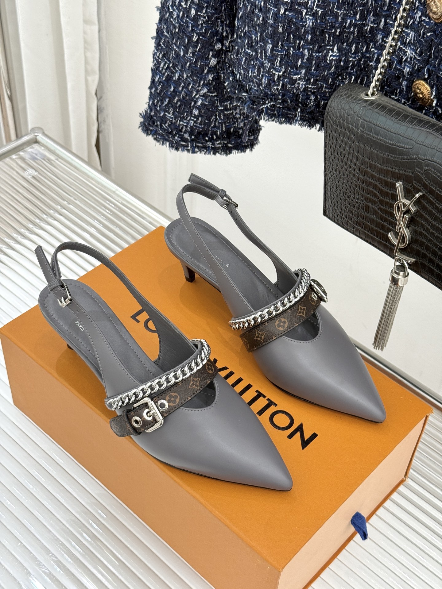 L*V驴家25s春夏新品复古老花链条尖头平底猫跟凉鞋经典老花元素设计彰显品牌的永恒魅力精致的链条点缀 如