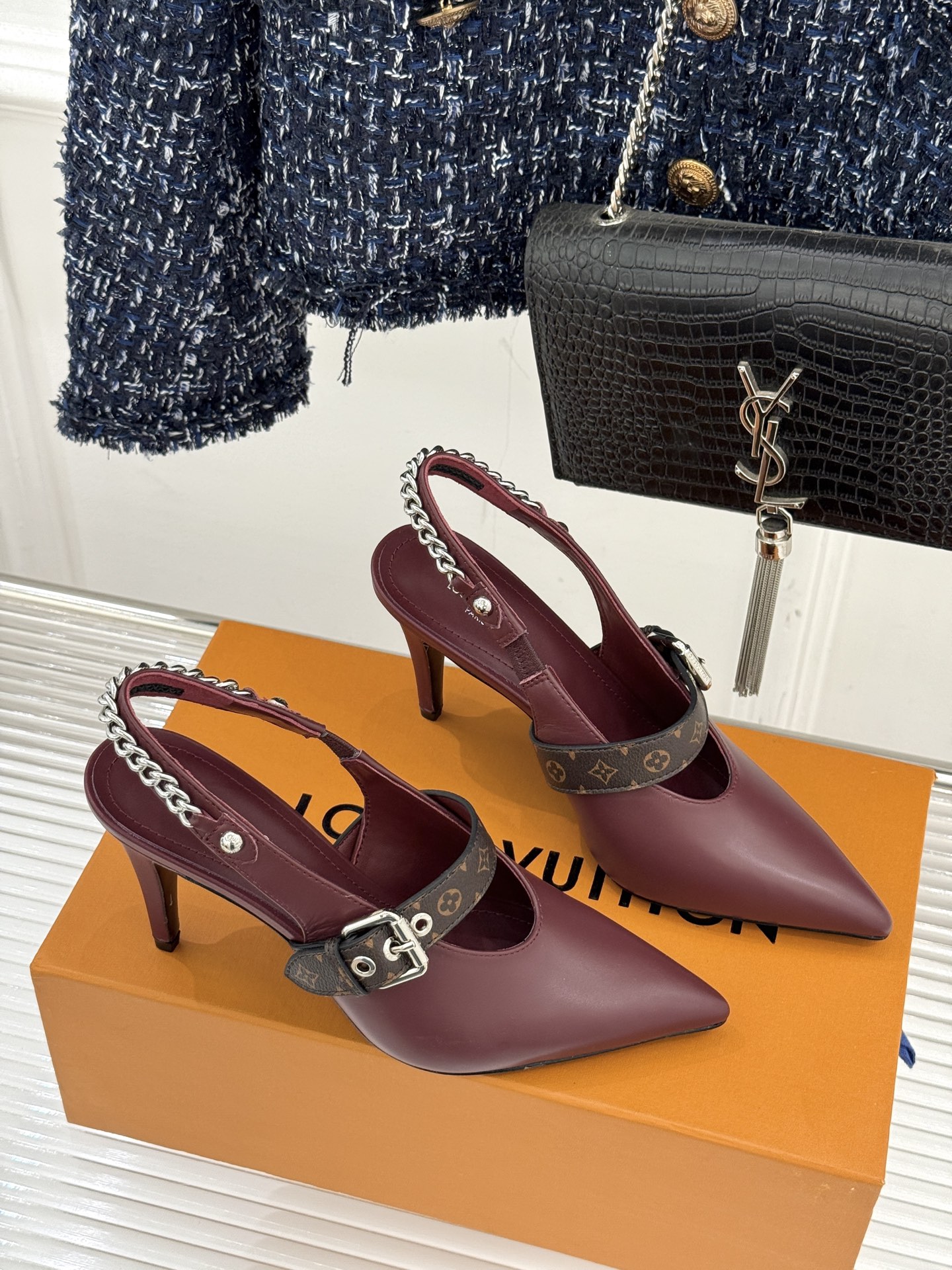 L*V驴家25s春夏新品复古老花链条尖头平底猫跟凉鞋经典老花元素设计彰显品牌的永恒魅力精致的链条点缀 如