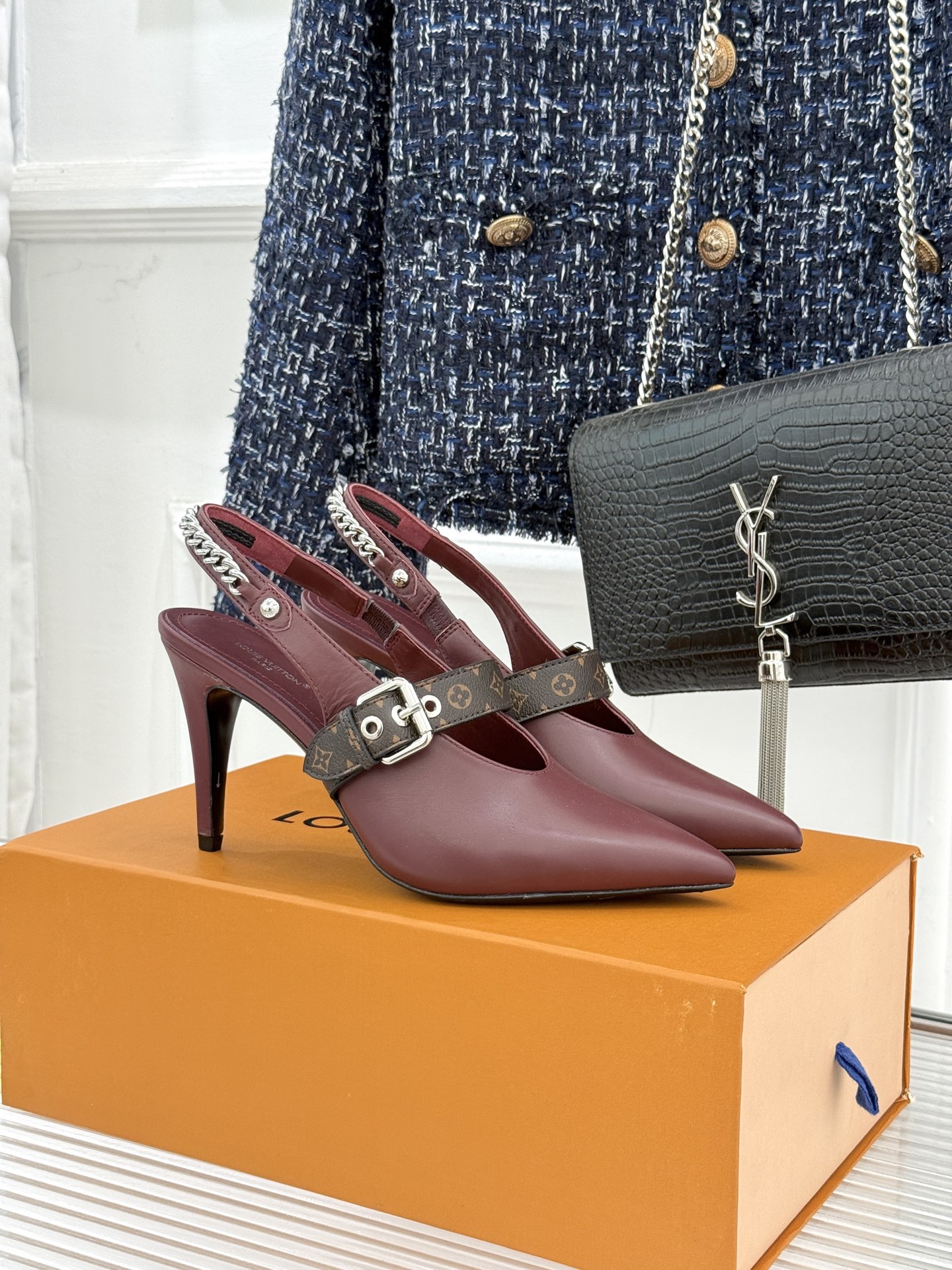 L*V驴家25s春夏新品复古老花链条尖头平底猫跟凉鞋经典老花元素设计彰显品牌的永恒魅力精致的链条点缀 如