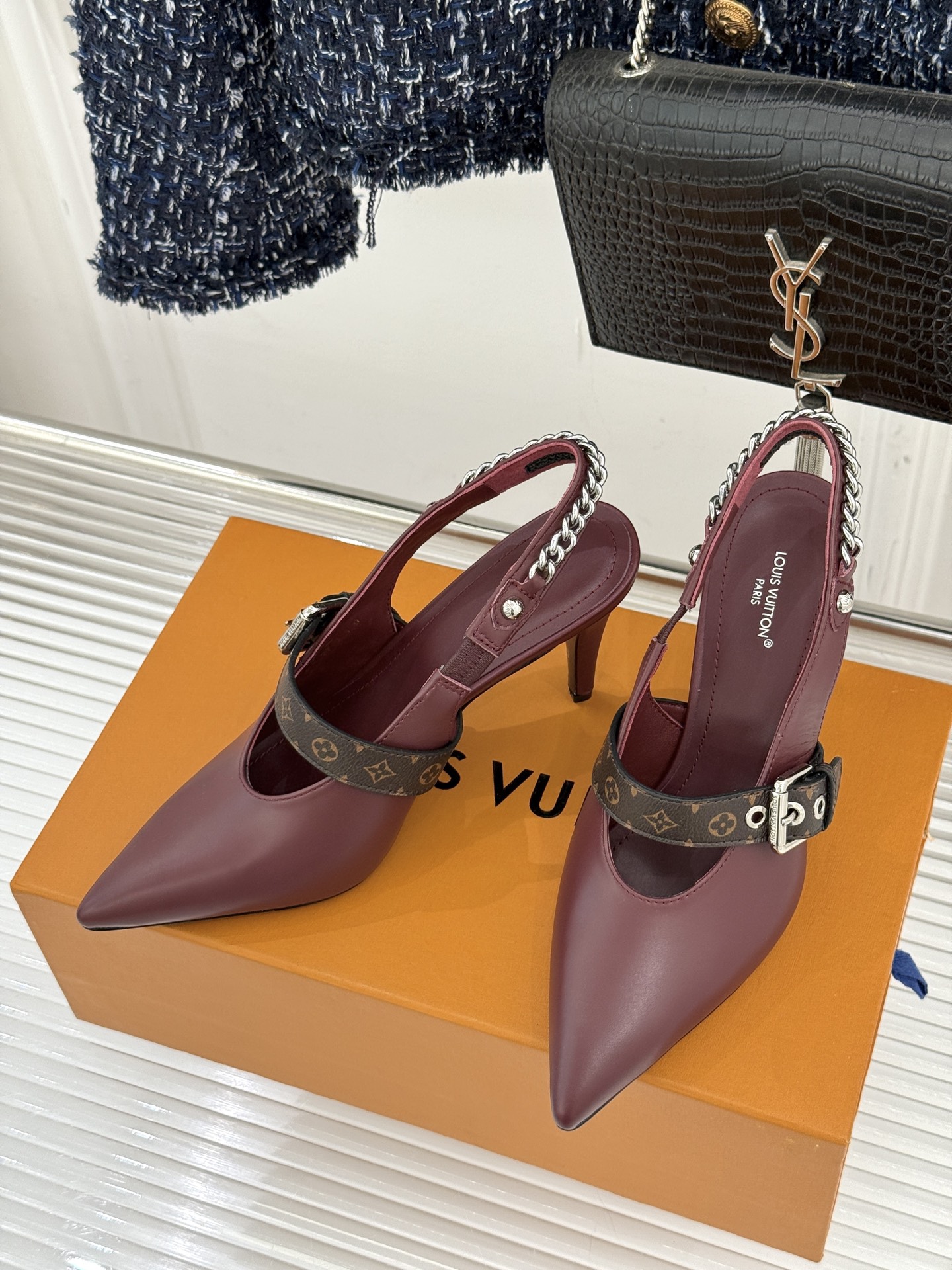 L*V驴家25s春夏新品复古老花链条尖头平底猫跟凉鞋经典老花元素设计彰显品牌的永恒魅力精致的链条点缀 如