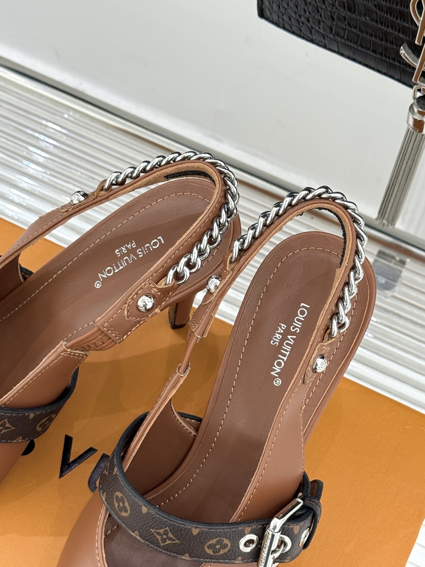 L*V驴家25s春夏新品复古老花链条尖头平底猫跟凉鞋经典老花元素设计彰显品牌的永恒魅力精致的链条点缀 如