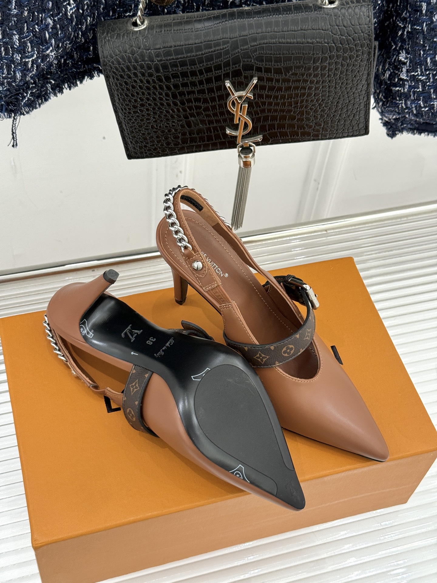 L*V驴家25s春夏新品复古老花链条尖头平底猫跟凉鞋经典老花元素设计彰显品牌的永恒魅力精致的链条点缀 如