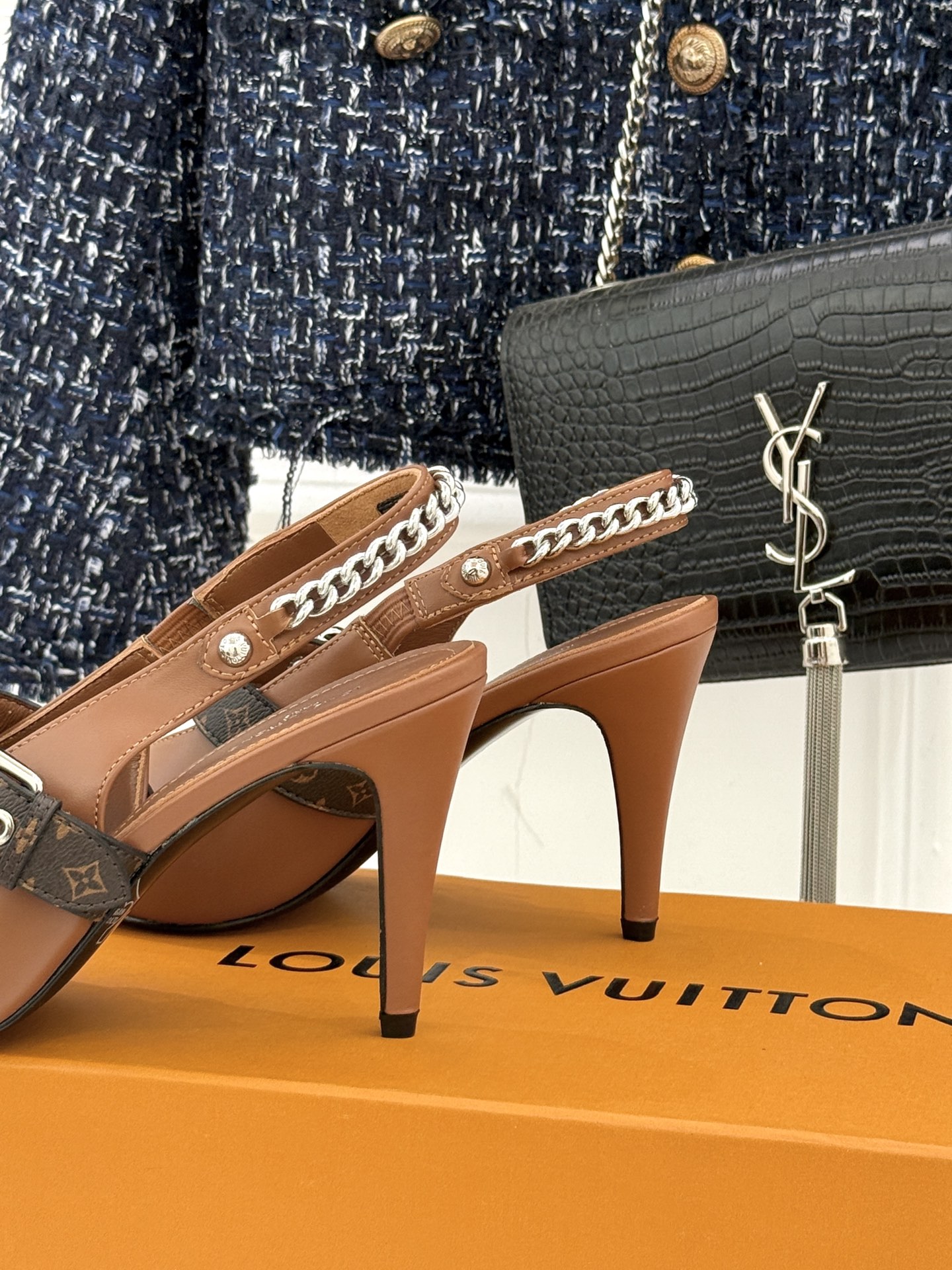 L*V驴家25s春夏新品复古老花链条尖头平底猫跟凉鞋经典老花元素设计彰显品牌的永恒魅力精致的链条点缀 如