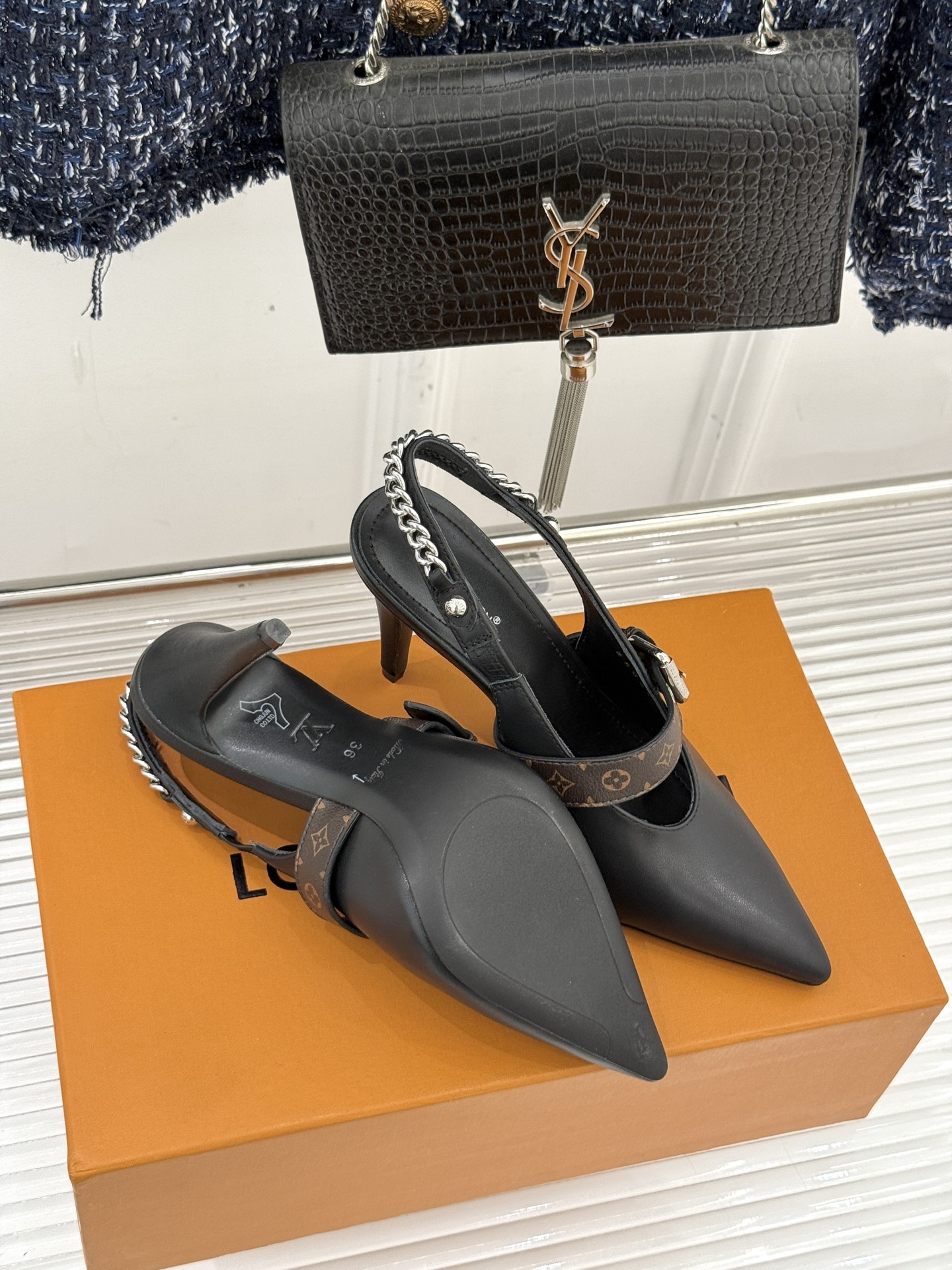 L*V驴家25s春夏新品复古老花链条尖头平底猫跟凉鞋经典老花元素设计彰显品牌的永恒魅力精致的链条点缀 如