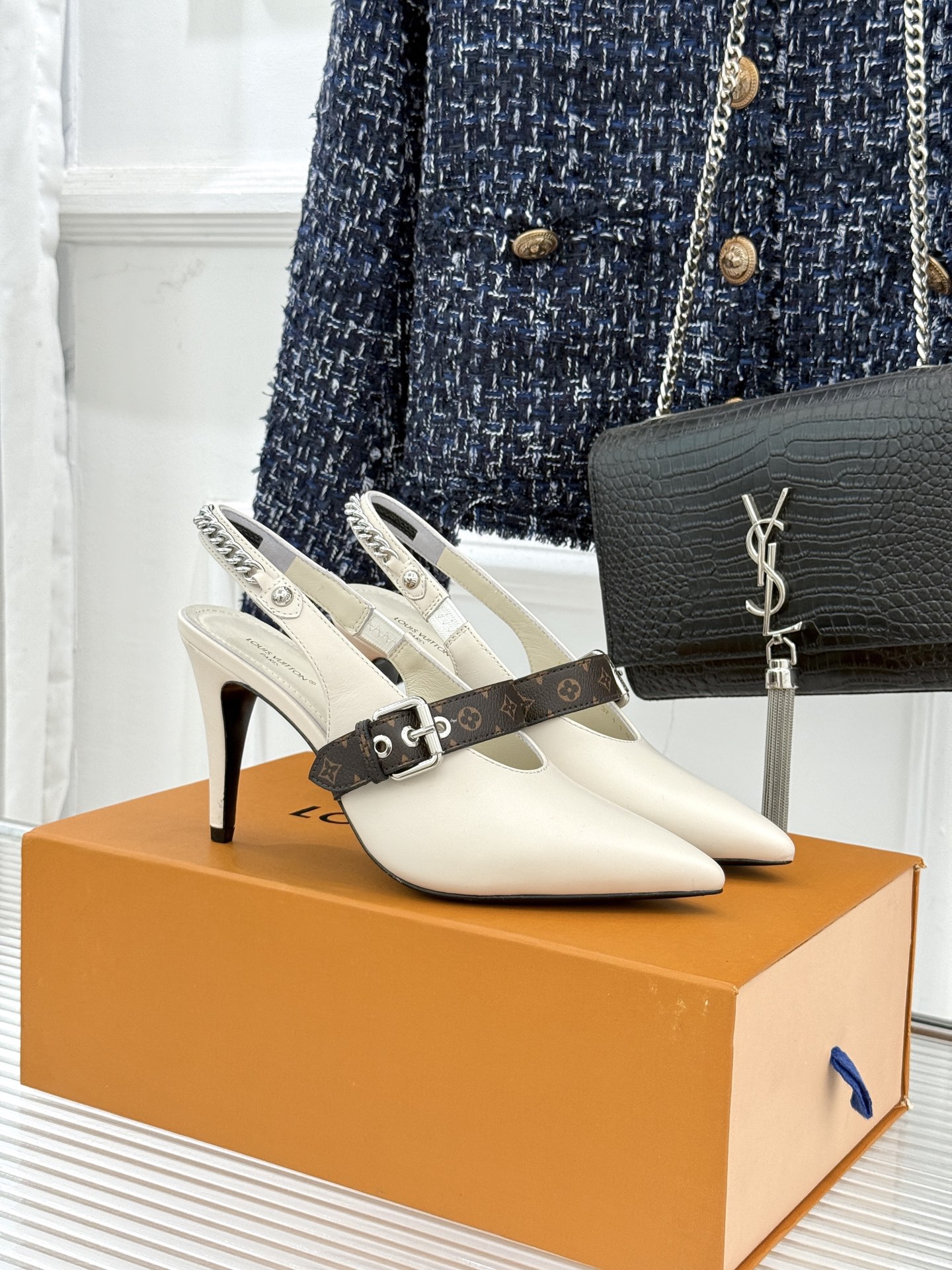 L*V驴家25s春夏新品复古老花链条尖头平底猫跟凉鞋经典老花元素设计彰显品牌的永恒魅力精致的链条点缀 如