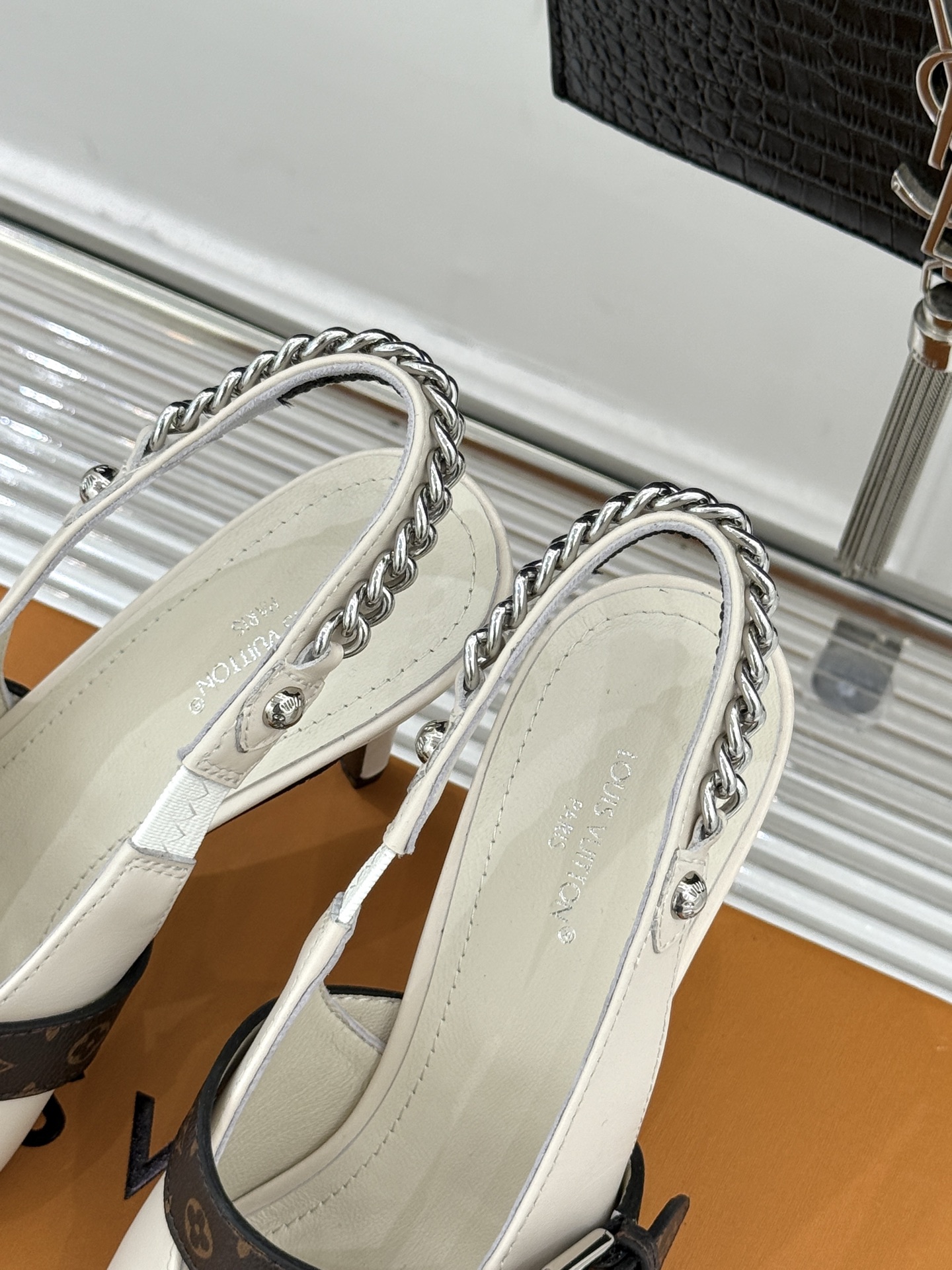 L*V驴家25s春夏新品复古老花链条尖头平底猫跟凉鞋经典老花元素设计彰显品牌的永恒魅力精致的链条点缀 如