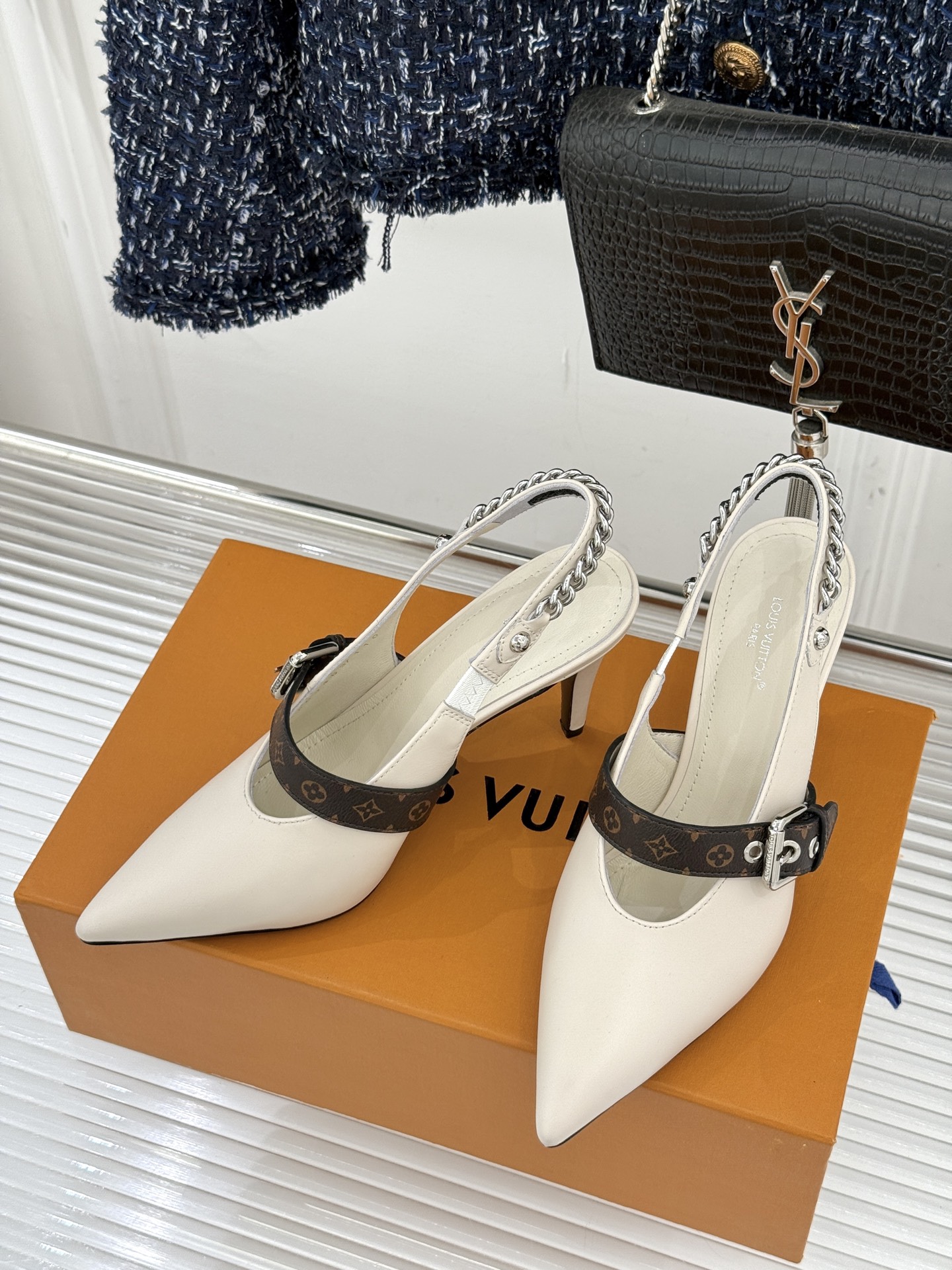 L*V驴家25s春夏新品复古老花链条尖头平底猫跟凉鞋经典老花元素设计彰显品牌的永恒魅力精致的链条点缀 如