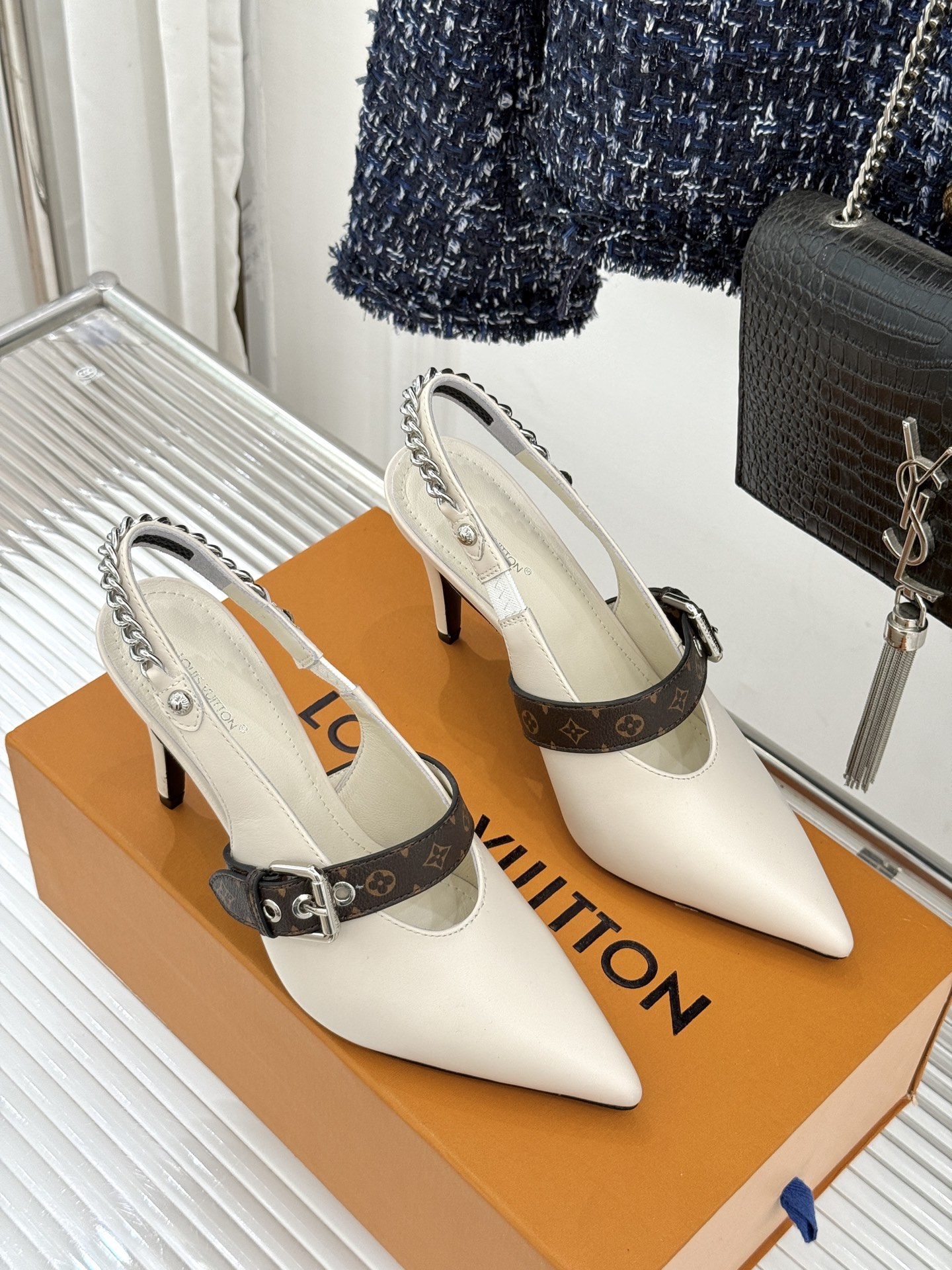 L*V驴家25s春夏新品复古老花链条尖头平底猫跟凉鞋经典老花元素设计彰显品牌的永恒魅力精致的链条点缀 如