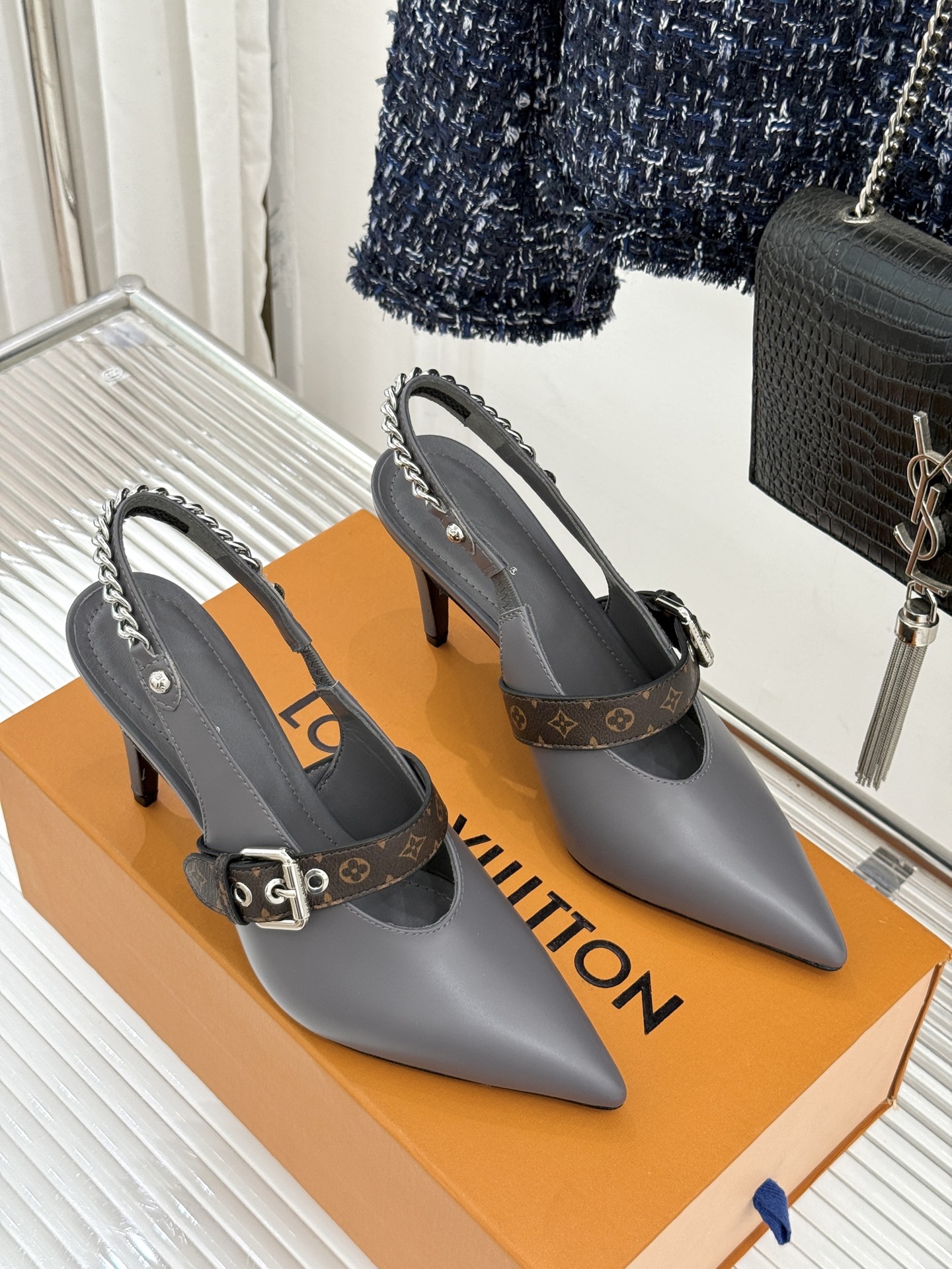 L*V驴家25s春夏新品复古老花链条尖头平底猫跟凉鞋经典老花元素设计彰显品牌的永恒魅力精致的链条点缀 如