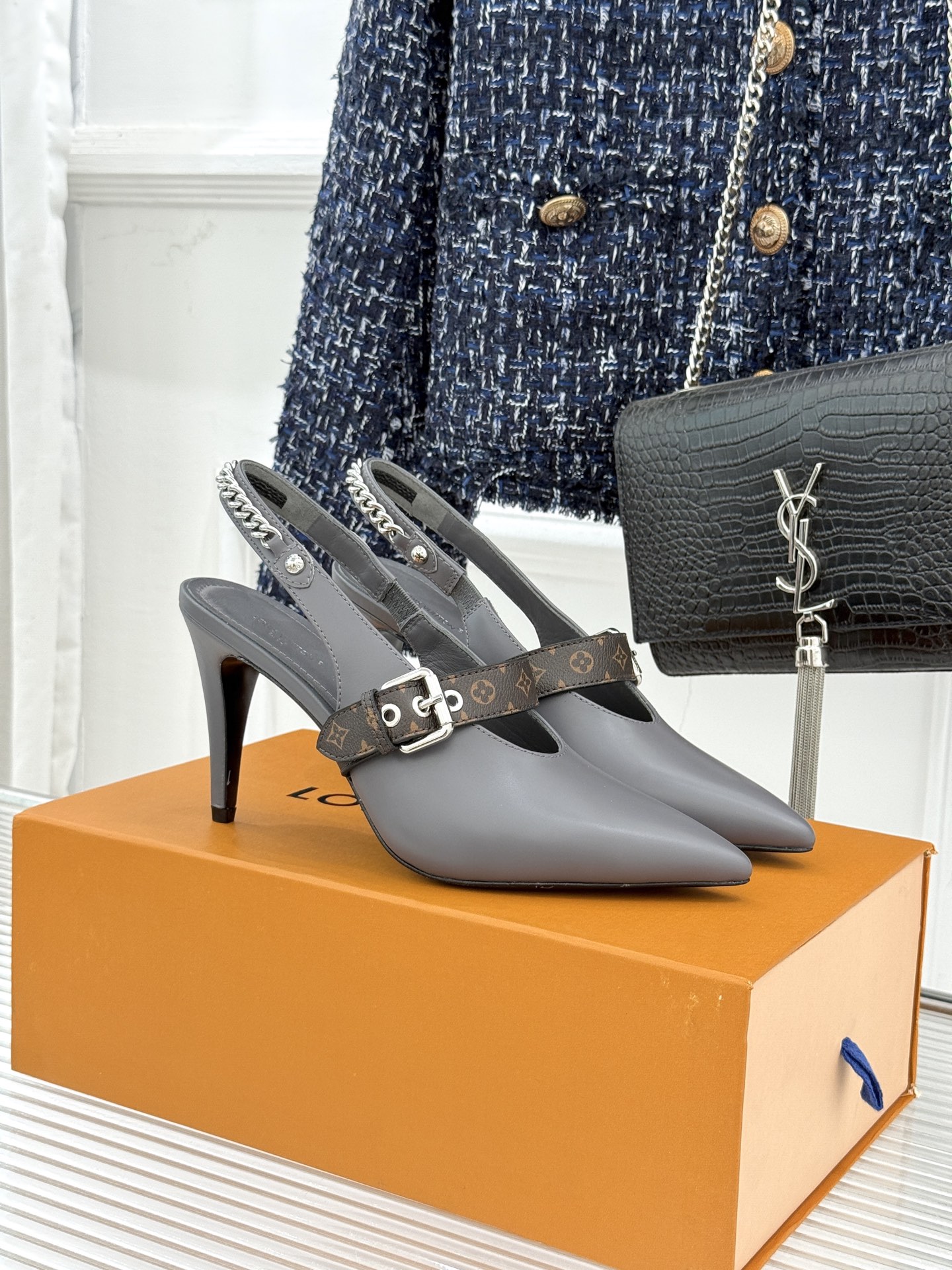 NO:711188,L*V donkeyjia 25s new spring and summer retro presbyopic chain pointed toe flat cat heel sandals. The classic presbyopic element design highlights the eternal charm of the brand. The exquisite chain embellishment is as eye-catching as a few stars. The kitten heel design is elegant and charming. The height is just right. It can easily outline the beautiful lines of the legs. It can be easily worn with simple jeans or gorgeous dresses. It becomes the perfect partner for various occasions. The fabric is made of original custom leather. The lining of the feet is all lambskin. The genuine leather outsole imported from Italy  size35-39 (customized 40/41/42), high heels sandals, louis vuitton, louis vuitton, sandals, high heels, skirts, jeans, sheepskin, Leather soles19860909L*V驴家25s春夏新品复古老花链条 尖头平底猫跟凉鞋 经典老花元素设计彰显品牌的永恒魅力 精致的链条点缀 如同点点繁星般夺目 小猫跟设计优雅迷人 高度恰到好处 既能轻松勾勒出腿部的优美线条 无论搭配简约的牛仔裤还是华丽的连衣裙 都能轻松驾驭 成为各种场合的完美搭档. 面料采用原版定制皮料 内里垫脚均为小羊皮 意大利进口真皮大底 size35-39（40/41/42定制）,高跟鞋凉鞋,louis vuitton,louis vuitton,sandals,high heels,skirts,jeans,sheepskin,Leather soles,Women's Shoes