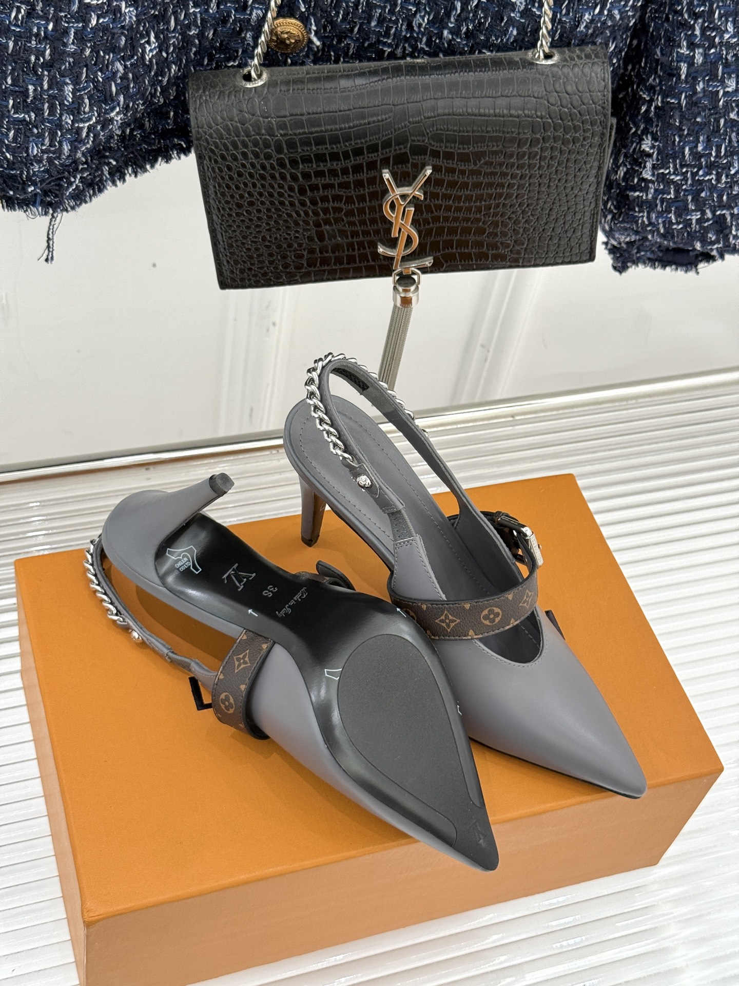 L*V驴家25s春夏新品复古老花链条尖头平底猫跟凉鞋经典老花元素设计彰显品牌的永恒魅力精致的链条点缀 如