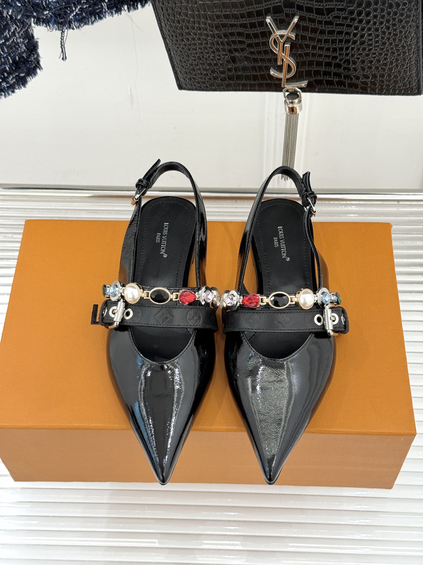 L*V驴家25WF春夏新品复古老花珠宝链条尖头平底猫跟凉鞋经典老花设计彰显品牌的永恒魅力标志性珠宝链条缠