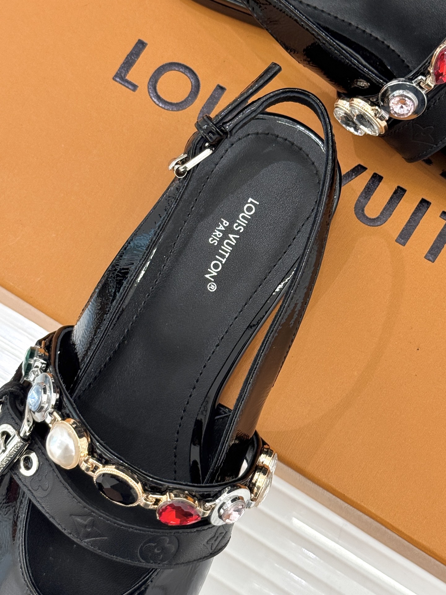 L*V驴家25WF春夏新品复古老花珠宝链条尖头平底猫跟凉鞋经典老花设计彰显品牌的永恒魅力标志性珠宝链条缠