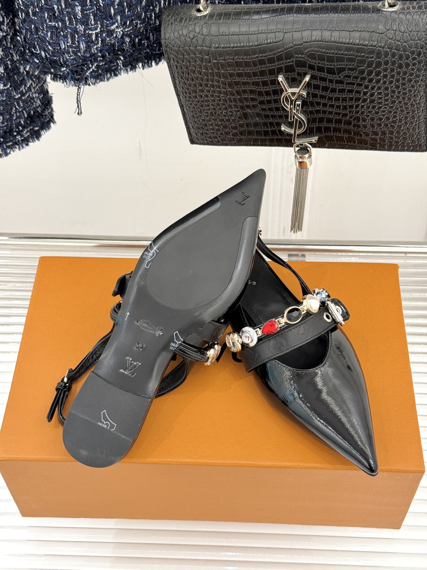 L*V驴家25WF春夏新品复古老花珠宝链条尖头平底猫跟凉鞋经典老花设计彰显品牌的永恒魅力标志性珠宝链条缠