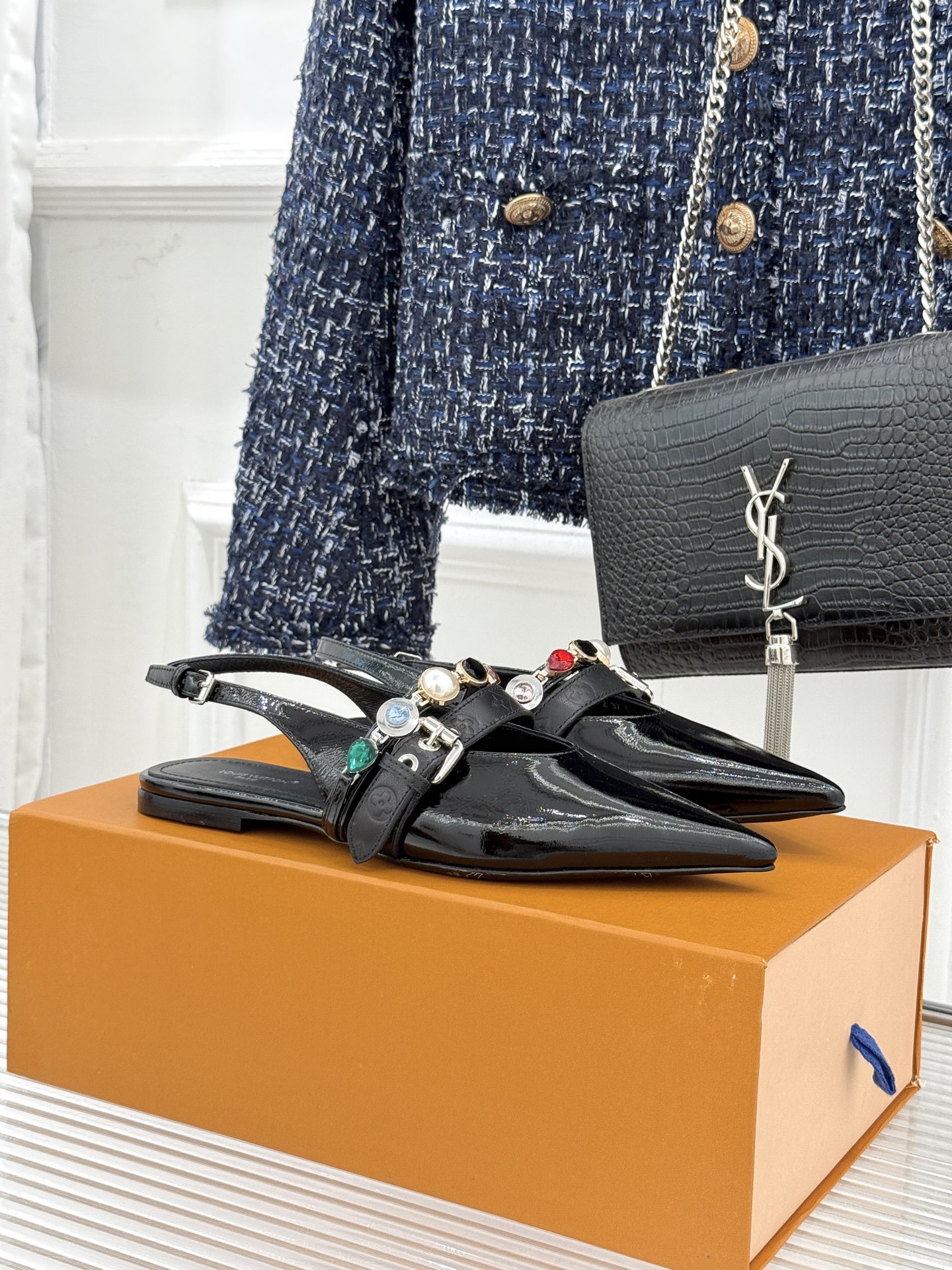 L*V驴家25WF春夏新品复古老花珠宝链条尖头平底猫跟凉鞋经典老花设计彰显品牌的永恒魅力标志性珠宝链条缠